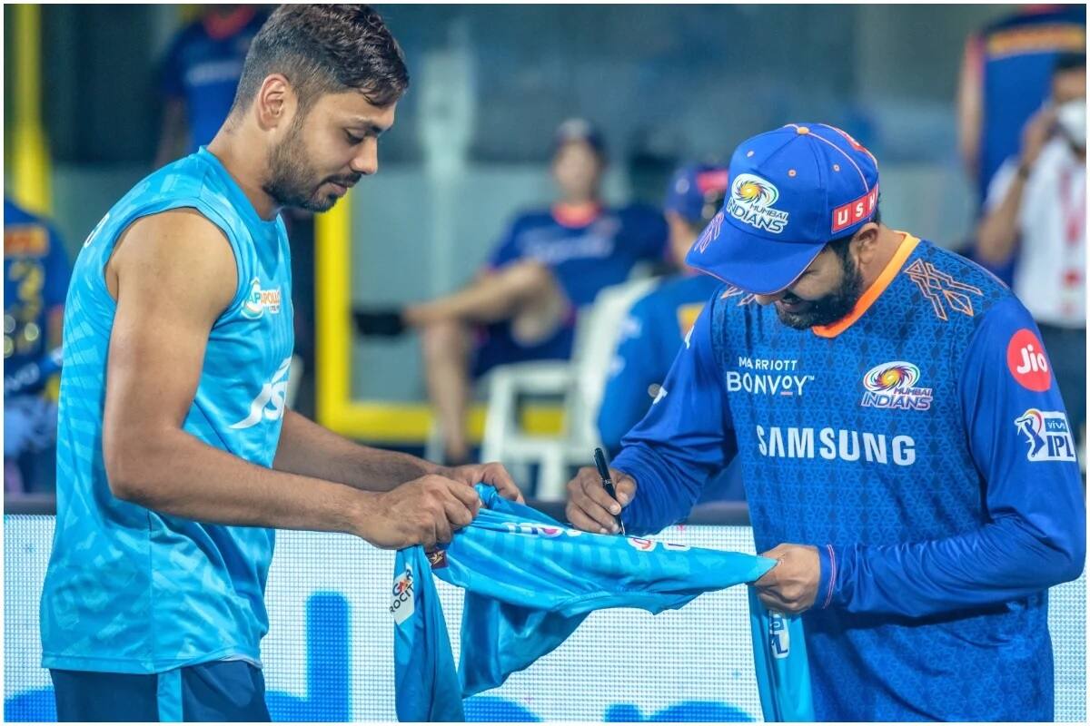  રોહિત શર્મા અને અવવેશ ખાનની તસવીરો શેર કરતાં કેપ્શન આપવામાં આવ્યું છે મેચ બાદ અવવેશ ખાન ફેન બોય બની ગયો. આ મેચમાં દિલ્હી કેપિટિલે મુંબઈ ઈન્ડિયન્સને વિકેટથી હરાવ્યું હતું. ગયા વર્ષે ચેમ્પિયન મુંબઇએ આઇપીએલ 2020માં રનર-અપ દિલ્હી કેપિટલ્સને પાંચ વખત પરાજિત કરી હતી.