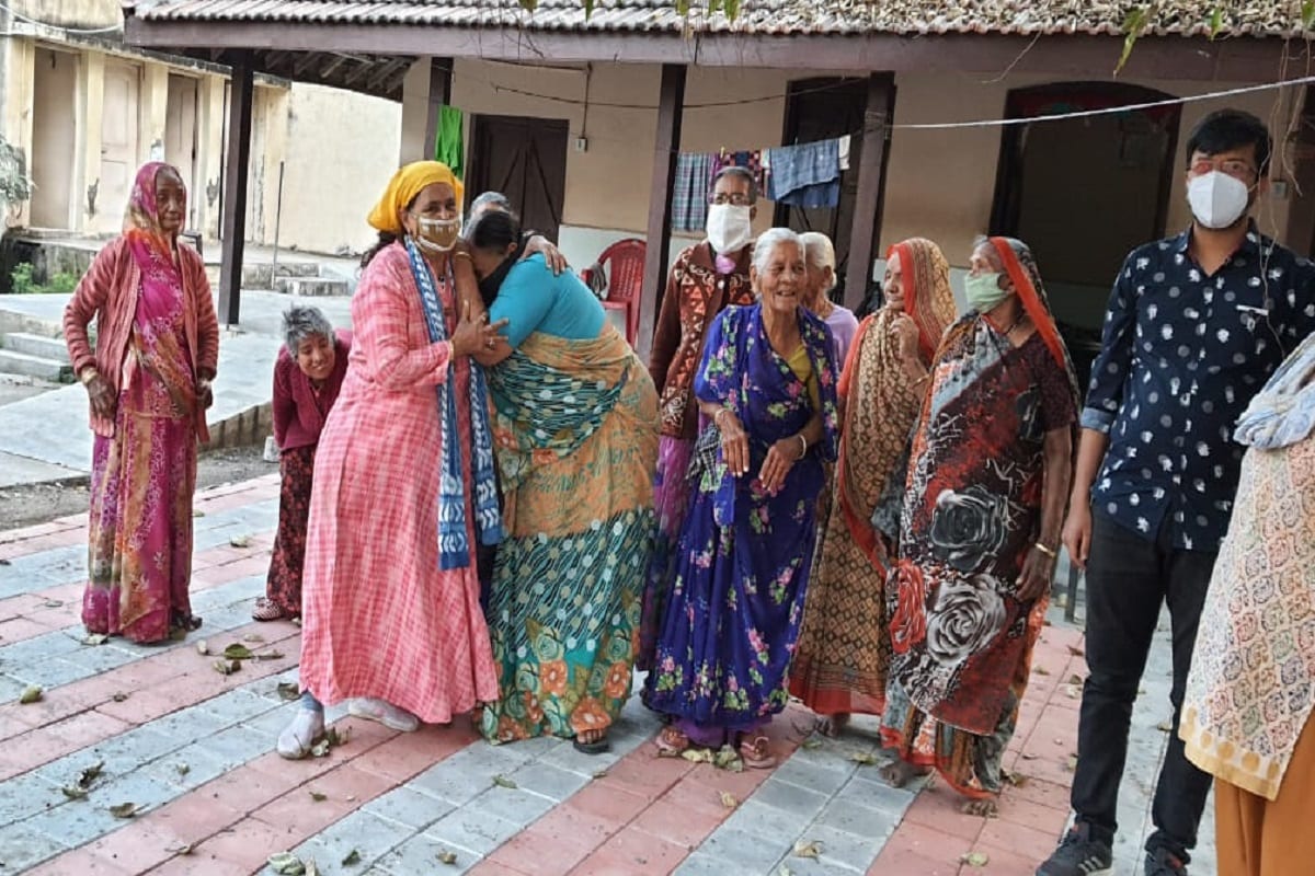 હરિન માત્રાવાડિયા, રાજકોટ: સંજોગો વિપરીત હોય ત્યારે સામાં પુરે તરવા જેવી સ્થિતિ હોય છતાં ધીરજ, ધૈર્ય અને હકારાત્મક અભિગમથી નૈયાને પાર કરી શકાય છે. તેનું સચોટ ઉદાહરણ એટલે રાજકોટના કુંવરબા. જેમના પતિનું અચાનક અવસાન થતાં અન્ય કોઇ આધાર ન હોય કુંવરબા વૃદ્ધાશ્રમનો આશ્રય લીધો હતો. અત્યાર સુધી આપણે પરિવાર અથવા તો પુત્ર, પુત્રવધૂ, માતા કે પિતાને વૃદ્ધાશ્રમમાં અલગ અલગ કારણોસર મૂકી આવવાના અનેક કિસ્સાઓ સાંભળ્યા છે. પરંતુ રાજકોટમાં એક અનોખો કિસ્સો સામે આવ્યો છે. રાજકોના વૃદ્ધાના પતિના મૃત્યુ બાદ પોતાની રીતે જ વૃદ્ધાશ્રમ માં રહેવા ચાલ્યા ગયા હતા. હરિન માત્રાવાડિયા, રાજકોટ: સંજોગો વિપરીત હોય ત્યારે સામાં પુરે તરવા જેવી સ્થિતિ હોય છતાં ધીરજ, ધૈર્ય અને હકારાત્મક અભિગમથી નૈયાને પાર કરી શકાય છે. તેનું સચોટ ઉદાહરણ એટલે રાજકોટના કુંવરબા. જેમના પતિનું અચાનક અવસાન થતાં અન્ય કોઇ આધાર ન હોય કુંવરબા વૃદ્ધાશ્રમનો આશ્રય લીધો હતો. અત્યાર સુધી આપણે પરિવાર અથવા તો પુત્ર, પુત્રવધૂ, માતા કે પિતાને વૃદ્ધાશ્રમમાં અલગ અલગ કારણોસર મૂકી આવવાના અનેક કિસ્સાઓ સાંભળ્યા છે. પરંતુ રાજકોટમાં એક અનોખો કિસ્સો સામે આવ્યો છે. રાજકોના વૃદ્ધાના પતિના મૃત્યુ બાદ પોતાની રીતે જ વૃદ્ધાશ્રમ માં રહેવા ચાલ્યા ગયા હતા.