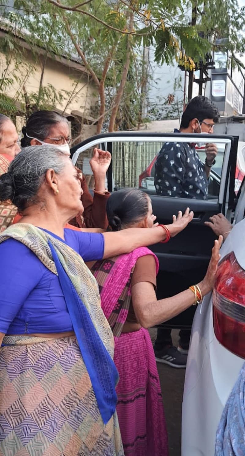 વૃદ્ધાશ્રમમાં પાંચેક વર્ષ રહી વૃદ્ધાએ પોતાની મિલકત ઊંચા ભાવે વહેંચી. મિકલતની સારી રકમ આવી તે માતાએ વિપરીત સંજોગોનો સામનો કરી રહેલા દીકરાના કુટુંબને આપી દીધી. વૃદ્ધાશ્રમમાં પાંચેક વર્ષ રહી વૃદ્ધાએ પોતાની મિલકત ઊંચા ભાવે વહેંચી. મિકલતની સારી રકમ આવી તે માતાએ વિપરીત સંજોગોનો સામનો કરી રહેલા દીકરાના કુટુંબને આપી દીધી.