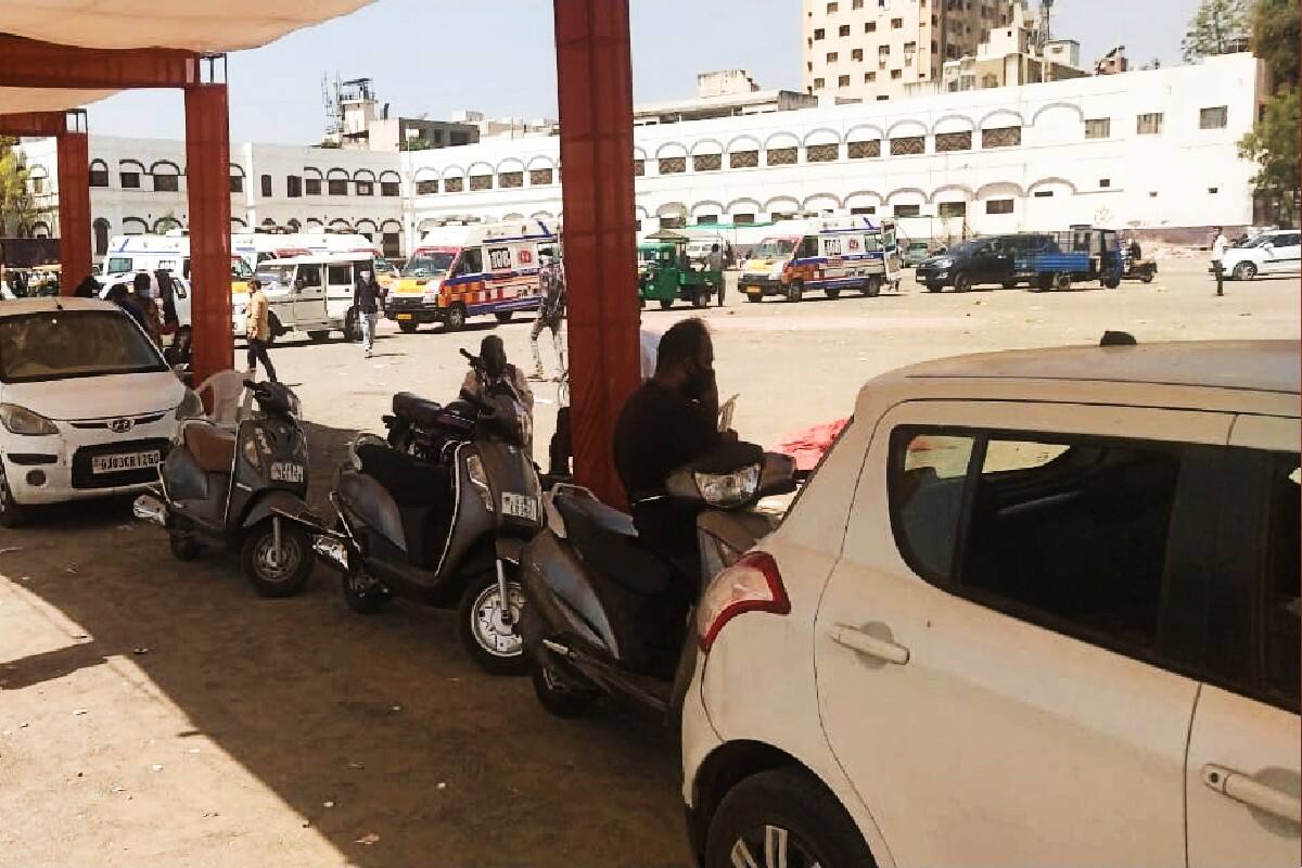  હરિન માત્રાવાડિયા, રાજકોટ : રાજકોટની સિવિલ હોસ્પિટલ બહાર ખૂબ મોટી લાંબી લાઈનો જોવા મળી રહી છે. સિવિલની અંદર આવેલી કોવિડ હોસ્પિટલ ના ગેટ થી ચૌધરી હાઈસ્કુલ ના ગેટ સુધી એમ્બ્યુલન્સને લાંબી લાંબી લાઈનો જોવા મળી રહી છે. દર્દીઓ ૧૦૮ મારફતે, ખાનગી એમ્બ્યુલન્સ મારફતે પોતાના ખાનગી વાહનો મારફતે, ટેમ્પામાં લાઈનમાં ઉભા રહે છે. અમુક દર્દીઓ પાસે વાહનોની સગવડ નથી હોતી તેથી તેઓ રીક્ષામાં પણ પહોંચે છે.