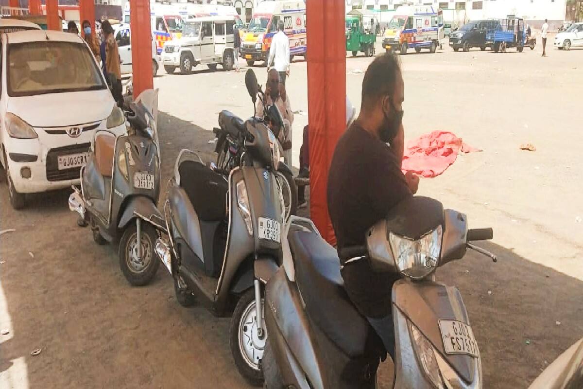  તમામ દર્દીઓને ઓક્સિજન સાથે વાહનો ની અંદર જ સારવાર આપવામાં આવી રહી છે કેમકે હોસ્પિટલ સુધી પહોંચતા દર્દીઓને ઓછામાં ઓછું બે થી ત્રણ કલાક રાહ જોવી પડે છે તે દરમિયાન તેમને વાહનોમાં સારવાર આપવામાં આવે છે. પરંતુ આજે સિવિલ હોસ્પિટલ ખાતે અલગ દ્રશ્યો જોવા મળ્યા.