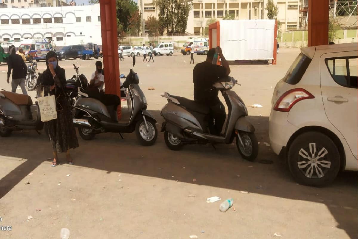  જે રીતના દર્દીઓને બેથી ત્રણ કલાક ગ્રાઉન્ડમાં વેઇટિંગમાં ઉભવું પડે છે ત્યારે અમુક દર્દીઓના સગાએ આજે એમ્બ્યુલન્સની લાઈનમાં પોતાના ટુ વ્હીલર રાખી દીધા હતા અને જ્યારે પણ તેમનો વારો નજીક આવે ત્યારે દર્દીઓને તેમના ઘરેથી ખાનગી વાહન કે એમ્બ્યુલન્સ મારફતે લેવામાં આવે છે અથવા તો જે રીતના એમ્બ્યુલન્સમાં વેટિંગ જોવા મળે છે.