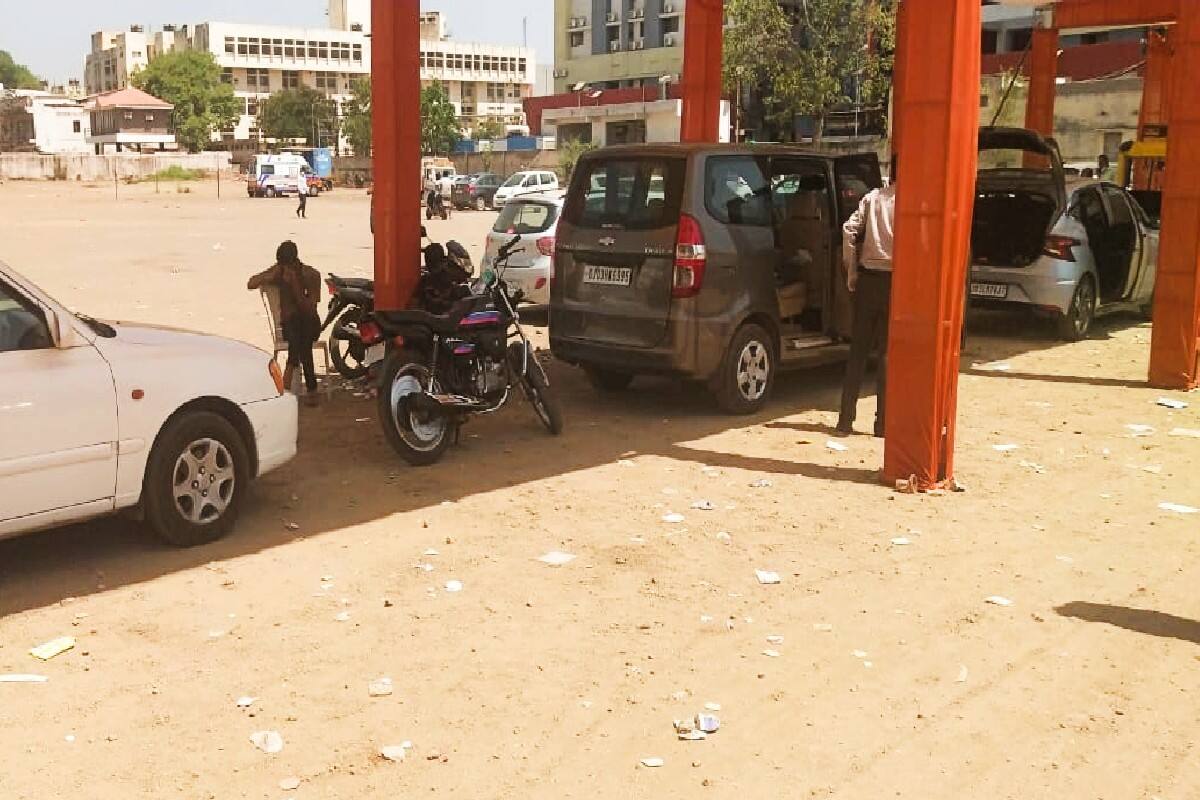  જેને કારણે પણ લોકો હવે પોતાના ટુ વ્હીલર લાઈનમાં રાખે છે અને જ્યારે પણ તેમનો વારો નજીક આવે ત્યારે એમ્બ્યુલન્સ મારફતે અથવા 108 મારફતે અથવાતો ખાનગી વાહનો મારફતે પોતાના વજનને સિવિલ હોસ્પિટલ સુધી લઈ આવે છે.