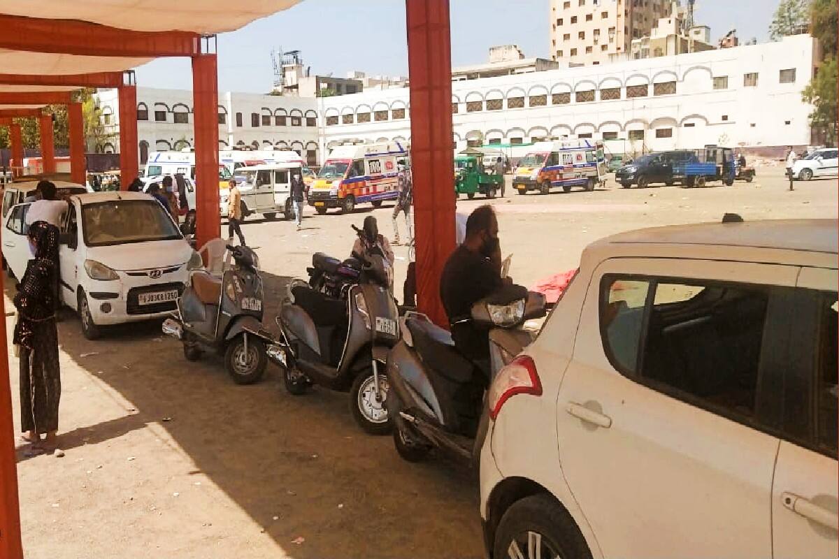  મહત્વનું છે કે જે રીતના ભારે ગરમી પડી રહી છે ત્યારે સીવીલ હોસ્પીટલ પાછળ ચૌધરી હાઈસ્કુલ ખાતેથી કે જ્યાં પેશન્ટોને વાહન પર લઈ જવા અને મૂકવામાં આવે છે ત્યાં પણ બેથી ત્રણ કલાક વેઇટિંગ હોવાથી લોકોને ગરમી સહન કરવી પડતી હોય છે ત્યારે કારણે પણ છે કે હવે લોકો પોતાના બાઈક વાહનોની કતાર માં રાખવા લાગ્યા છે અને પોતાના દર્દીઓને ઘરે રાખવામાં આવે છે અને જ્યારે પણ પોતાનો વારો આવો નજીક હોય ત્યારે દર્દીઓને વાહનો મારફતે સિવિલમાં લેવામાં આવે છે.