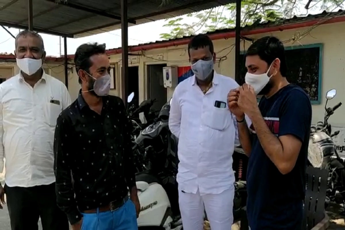 કિર્તેશ પટેલ, સુરતઃ હાલમાં કોરોના મહામારી (corona pandemic) ચાલી રહી છે તયારે કોરોના દર્દી (corona patient) માટે રામબાણ ગણાતું રેમડેસીવીર ઇન્જેક્શન (Remdesivir Injection) લઈને દર્દીના સંબંધી સતત હેરાન થઈ રહ્યા છે. જોકે ઈંજેક્સન માટે દરોરજ લાઈનો લાગે છે ત્યારે પોતાના સ્વજને બચવા માટે લોકો આ ઈજેશન બ્લેકમાં પણ ખરીદી કરી રહ્યા છે. ત્યારે આ તકાનો લાભ લઇને કળા બાજરી કરતા એક રેકેટનો સુરત પોલીસે (surat police) ભાંડાફોડ કર્યો હતો. ત્યારે વધુ એક કૌભાંડ સામે આવ્યુ છે જોકે અહીંયા ઈંજેક્સનમાં પાણી ભરીને એક્સપયારી ડેટ ઈંજેક્સન વેચાણ માટે આવેલા એક ઈસામનો ઈંજેક્સન લેવા આવેલા યુવાને શક જતા પોલીસના હવાલે કર્યો હતો. જોકે આ કૌભાંડ સામે આવતા ચકચાર મચી જવા પામ્યો છે. કિર્તેશ પટેલ, સુરતઃ હાલમાં કોરોના મહામારી (corona pandemic) ચાલી રહી છે તયારે કોરોના દર્દી (corona patient) માટે રામબાણ ગણાતું રેમડેસીવીર ઇન્જેક્શન (Remdesivir Injection) લઈને દર્દીના સંબંધી સતત હેરાન થઈ રહ્યા છે. જોકે ઈંજેક્સન માટે દરોરજ લાઈનો લાગે છે ત્યારે પોતાના સ્વજને બચવા માટે લોકો આ ઈજેશન બ્લેકમાં પણ ખરીદી કરી રહ્યા છે. ત્યારે આ તકાનો લાભ લઇને કળા બાજરી કરતા એક રેકેટનો સુરત પોલીસે (surat police) ભાંડાફોડ કર્યો હતો. ત્યારે વધુ એક કૌભાંડ સામે આવ્યુ છે જોકે અહીંયા ઈંજેક્સનમાં પાણી ભરીને એક્સપયારી ડેટ ઈંજેક્સન વેચાણ માટે આવેલા એક ઈસામનો ઈંજેક્સન લેવા આવેલા યુવાને શક જતા પોલીસના હવાલે કર્યો હતો. જોકે આ કૌભાંડ સામે આવતા ચકચાર મચી જવા પામ્યો છે.