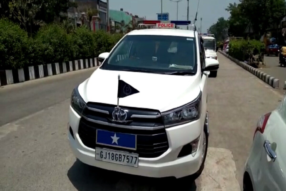 જોકે ડીલેવરી આપવા આવેલા યુવાન જે ગાડીમાં આવીયો હતો તેને પણ પોલીસે કબજે કરી હતી. જોકે આ સ્મગર વહેવાર ઉંમર પોલીસની હદમાં થયો હોવાથી આ ઇએમને ઉંમર પોલીસના હવેલે કરવાની સરથાણા પોલીસે તજવીજ હતી. જોકે ડીલેવરી આપવા આવેલા યુવાન જે ગાડીમાં આવીયો હતો તેને પણ પોલીસે કબજે કરી હતી. જોકે આ સ્મગર વહેવાર ઉંમર પોલીસની હદમાં થયો હોવાથી આ ઇએમને ઉંમર પોલીસના હવેલે કરવાની સરથાણા પોલીસે તજવીજ હતી.