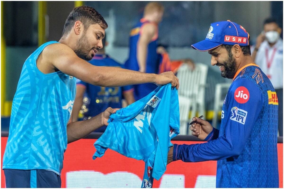  મુંબઈ ઈન્ડિયન્સ સામેની મેચ બાદ દિલ્હી કેપિટલ્સના પેસર્સ ફેન બોયના અંદાડમાં જોવા મળ્યા હતા. મેચ પૂરી થયા બાદ આવેશ ખાને તેની જર્સી પર મુંબઇ ઇન્ડિયન્સના રોહિત શર્મા પાસેથી ઓટોગ્રાફ લીધો હતા. દિલ્હી કેપિટલ્સના ઓફિશિયલ ટ્વિટર હેન્ડલ પરથી અવવેશ ખાન અને રોહિત શર્માની તસવીરો શેર કરવામાં આવી છે. (DC/Twitter)