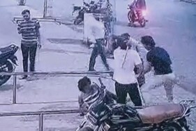 સુરત : સરથાણામાં અસામાજિક તત્વો વચ્ચે ધીંગાણું, મારામારીનો CCTV વીડિયો થયો Viral