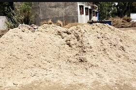 સુરત: મોતના કેસ વધતા લાકડા ખૂટી પડ્યા, અંતિમ સંસ્કાર માટે શેરડીના બગાસનો ઉપયોગ શરૂ કરાયો