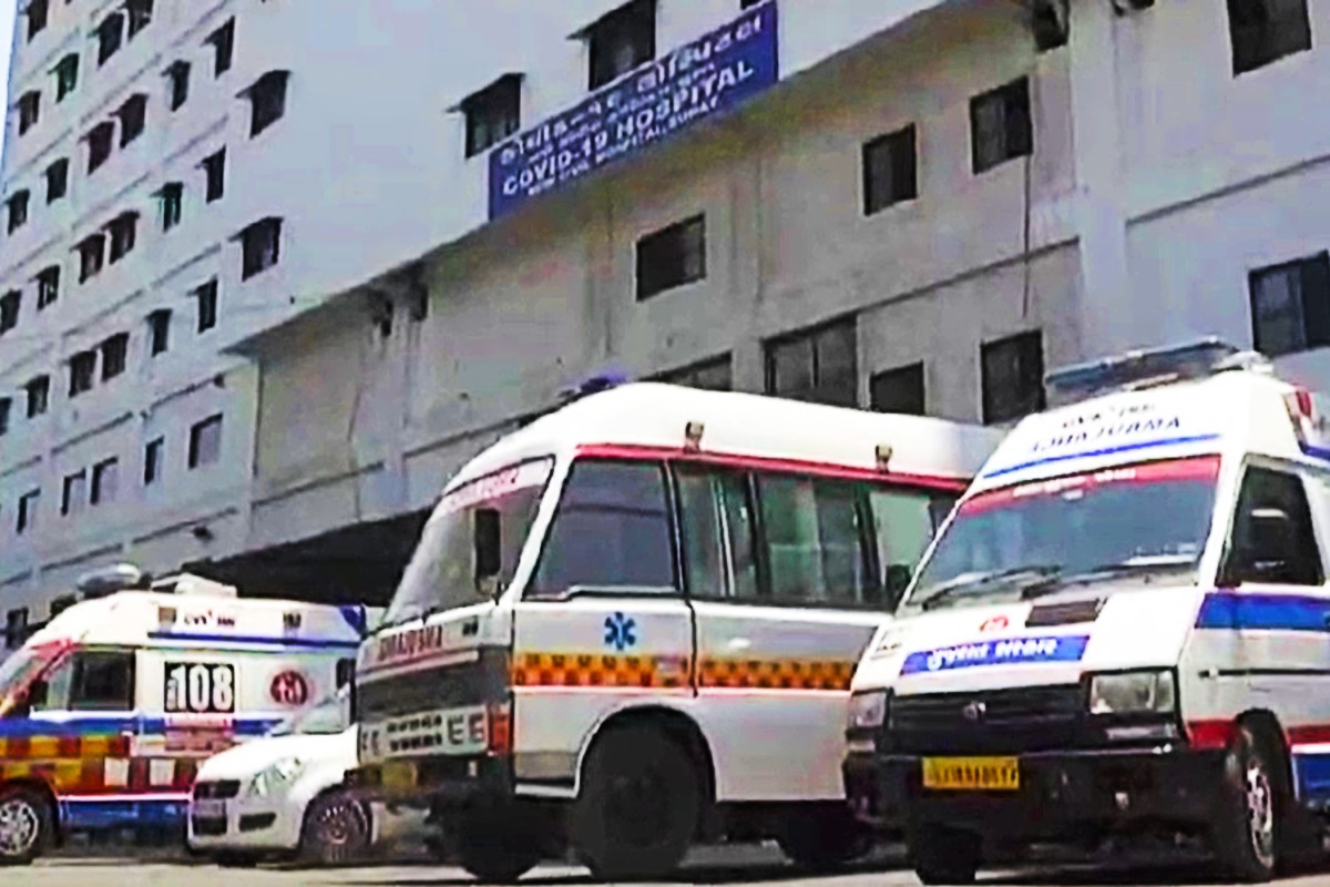  સુરત : દેશભરમાં કોરોનાવેક્સિન (Corona Vaccination) આપવાનું શરૂ થઈ ગયું છે, પરંતુ સુરત શહેરમાં કોરોનાના દર્દી (Corona patient)ત્રીજા રાઉન્ડમાં સતત વધી રહ્યા છે, ત્યારે આજે વધુ 2155 દર્દીનો રિપોર્ટ પોઝિટિવ આવતા તંત્રની ચિંતા સતત વધારો થઈ રહ્યો છે. સુરતમાં 1720 જયારે ગ્રામીણ વિસ્તારમાં  435 દર્દી સાથે કુલ દર્દી સંખ્યા 85451 પર પહોંચી છે, જયારે આજે 26 લોકોના કોરોનાથી મોત (Corona Death) સાથે મરણ આંક 1430 પર પહોંચ્યો છે, તેવામાં આજે 869  દર્દી કોરોનાને માત આપીને પોતાના ઘરે પરત ફર્યા છે.