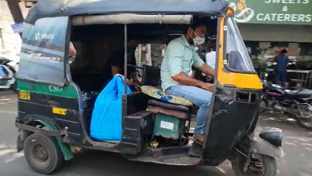 જો કે હાલની પરિસ્થિતિમાં પણ કઈક આવું જ દ્રશ્ય સમગ્ર શહેરમાં જોવા મળી રહ્યું છે. ત્યારે કિશોરભાઈ ધ્વારા શહેરમાં કોઈ આખું પરિવાર હોમ કોરોન્ટાઇન હોય તો તેમને સાત દિવસનું બપોરનું ભોજન વિનામૂલ્યે ઘર સુધી પહોંચાડી રહ્યા છે. એપ્રિલ મહિનાથી આ સેવા શરૂ કરી હતી. જો કે તેઓનું રોજ 3 હજાર ડિશ પહોંચાડવા આયોજન છે’ જો કે હાલની પરિસ્થિતિમાં પણ કઈક આવું જ દ્રશ્ય સમગ્ર શહેરમાં જોવા મળી રહ્યું છે. ત્યારે કિશોરભાઈ ધ્વારા શહેરમાં કોઈ આખું પરિવાર હોમ કોરોન્ટાઇન હોય તો તેમને સાત દિવસનું બપોરનું ભોજન વિનામૂલ્યે ઘર સુધી પહોંચાડી રહ્યા છે. એપ્રિલ મહિનાથી આ સેવા શરૂ કરી હતી. જો કે તેઓનું રોજ 3 હજાર ડિશ પહોંચાડવા આયોજન છે’