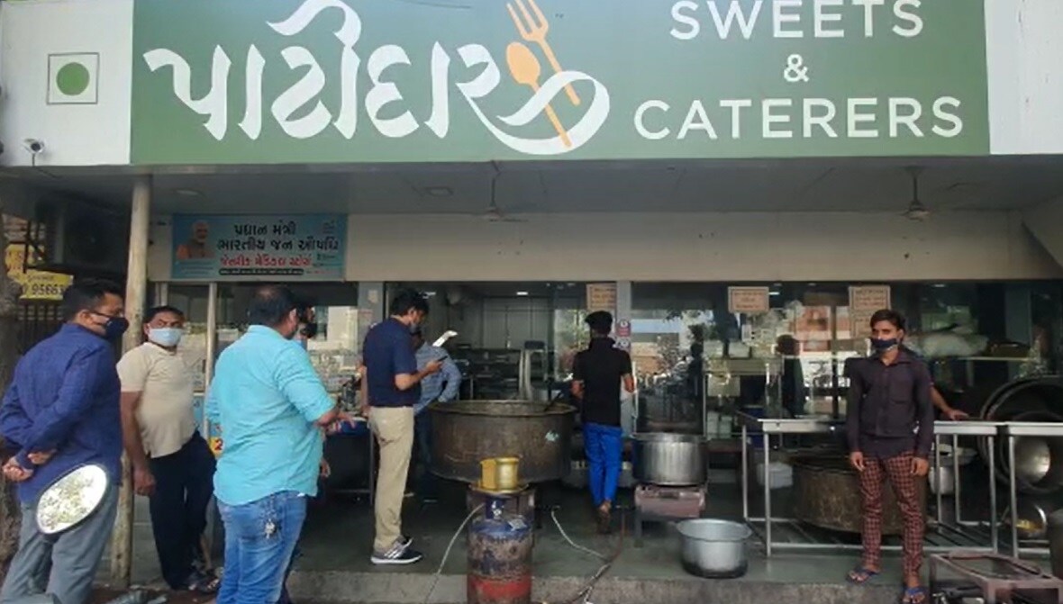 કેટરર્સનું કામ કરનારા મગન કોલડિયાએ વાત કરતા જણાવ્યું હતું કે, તેઓ જમવામાં દેશી ગુજરાતી જમવાનું અને એ પણ ઘર જેવો સ્વાદ આપ છે. જેમાં તેઓ દાળ-ભાત, શાક-રોટલી-સલાડ આપે છે તેઓને માત્ર મીની બજાર નહીં, પણ શહેરના અડાજણ, રાંદેર સહિતના વિસ્તારો આવરી લેવાયા છે, અને તેઓની રોજની બે હજાર ઇન્ક્વાયરી આવે છે. પહેલા દિવસે 980 લોકોને ભોજન આપ્યું છે.<br /> આ સેવામાં જોડાવા માટે પાટીદાર ડીશ વરાછાનો સંપર્ક કરવાથી વધુ માહિતી મળી શકે છે. કેટરર્સનું કામ કરનારા મગન કોલડિયાએ વાત કરતા જણાવ્યું હતું કે, તેઓ જમવામાં દેશી ગુજરાતી જમવાનું અને એ પણ ઘર જેવો સ્વાદ આપ છે. જેમાં તેઓ દાળ-ભાત, શાક-રોટલી-સલાડ આપે છે તેઓને માત્ર મીની બજાર નહીં, પણ શહેરના અડાજણ, રાંદેર સહિતના વિસ્તારો આવરી લેવાયા છે, અને તેઓની રોજની બે હજાર ઇન્ક્વાયરી આવે છે. પહેલા દિવસે 980 લોકોને ભોજન આપ્યું છે.<br /> આ સેવામાં જોડાવા માટે પાટીદાર ડીશ વરાછાનો સંપર્ક કરવાથી વધુ માહિતી મળી શકે છે.