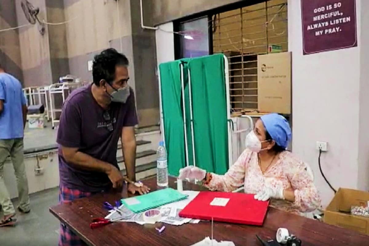 કિર્તેશ પટેલ, સુરત : છેલ્લા કેટલાક દિવસથી ખાનગી હોસ્પિટલમાં નર્સ તરીકે કામ કરતી મહિલા હાલમાંનગર સેવિકા તરીકે ચૂંટણી જીતીને આવ્યા છે. જોકે હાલમાં ચાલતા કોરોના કહેર વચ્ચે પોતાની ફરજ સમજીને એક કોવીડ સેન્ટરમાં આવતા નગરના લોકોની નગર સેવક સાથે નર્સ બનીને કામ કરે છે પણ આ ફરજમાં તેમના પતિ અને ખાસ કરીને તેમની તબીબ દીકરી પણ તેમની સાથે નગરના લોકોની સેવામાં જોડાઈને સમાજની ખરાઅર્થમાં સેવા કરી રહ્યા છે, ત્યારે આ પરિવાર સાચા અર્થમાં નગરની સેવા કરી રહ્યો છે. કિર્તેશ પટેલ, સુરત : છેલ્લા કેટલાક દિવસથી ખાનગી હોસ્પિટલમાં નર્સ તરીકે કામ કરતી મહિલા હાલમાંનગર સેવિકા તરીકે ચૂંટણી જીતીને આવ્યા છે. જોકે હાલમાં ચાલતા કોરોના કહેર વચ્ચે પોતાની ફરજ સમજીને એક કોવીડ સેન્ટરમાં આવતા નગરના લોકોની નગર સેવક સાથે નર્સ બનીને કામ કરે છે પણ આ ફરજમાં તેમના પતિ અને ખાસ કરીને તેમની તબીબ દીકરી પણ તેમની સાથે નગરના લોકોની સેવામાં જોડાઈને સમાજની ખરાઅર્થમાં સેવા કરી રહ્યા છે, ત્યારે આ પરિવાર સાચા અર્થમાં નગરની સેવા કરી રહ્યો છે.