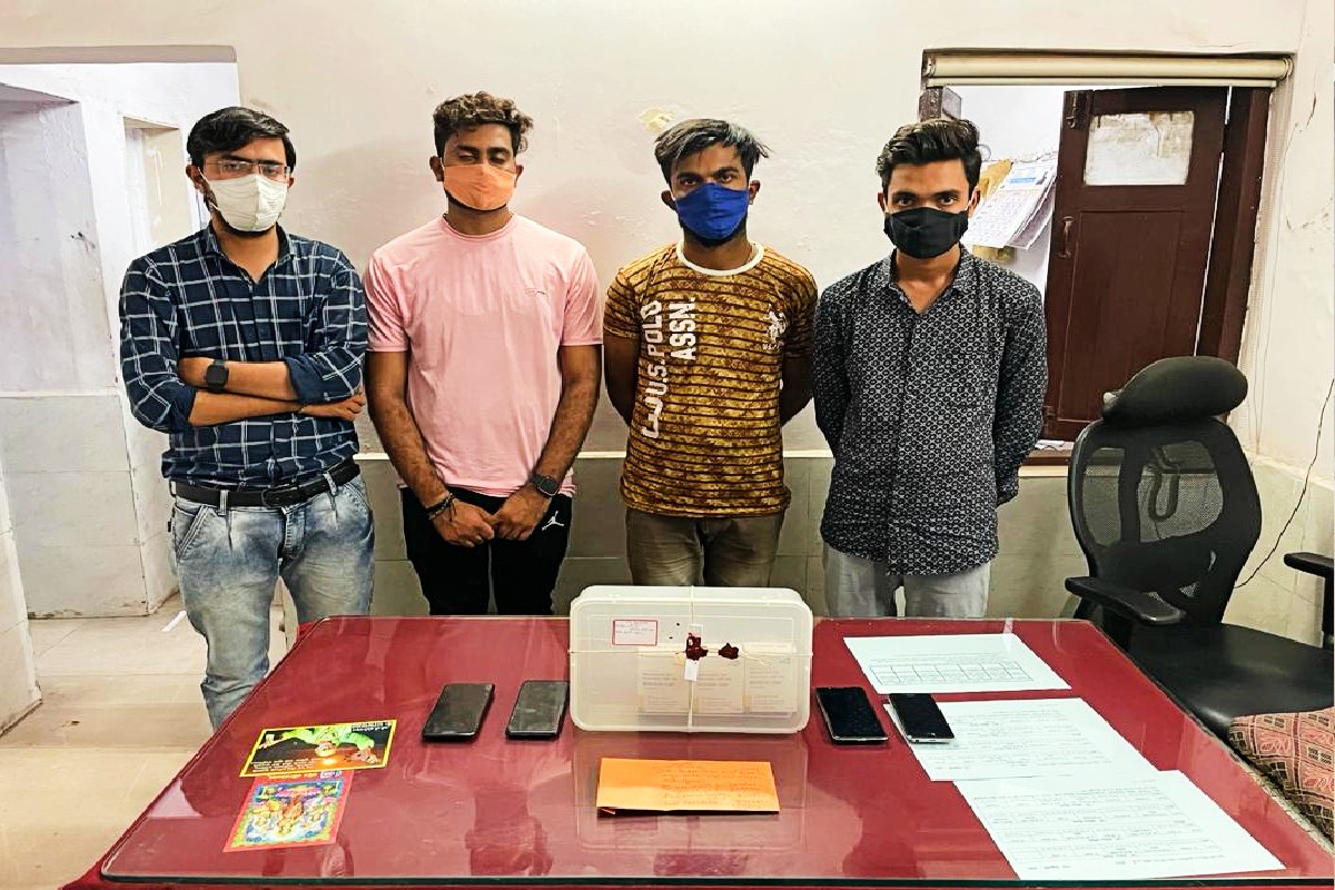 કિર્તેશ પટેલ, સુરત : સુરતના કોરોના સંક્રમણ તેજીથી વધી રહ્યું છે નવા સ્ટ્રેઈનના કારણે કોરોનાનો ફેલાવો વધ્યો છે ત્યારે આવા સમયમાં દર્દીઓ માટે એક જ જીવન રક્ષક સમાન છે અને એ છે રેમડેસિવિર ઇન્જેક્શન.પરંતુ ઇન્જેક્શનની જરૂરીયાત વધતા તેની કાળા બજારી શરૂ થઈ ગઈ હતી. ત્યારે pcb પોલીસે આ ઇન્જેક્શનની કાળાબજારી કરનાર એક ડોક્ટર સહીત ચાર ઇસમોને ઝડપી પાડયા હતા. અને તેઓની પાસેથી 3 નંગ ઇન્જેક્શન સહીત લાખોનો મુદ્દામાલ કબજે કર્યો હતો. આ ઉપરાંત પોલીસ તપાસમાં આ કૌભાંડમાં વધુ એક ડોક્ટરની સંડોવણી સામે આવી હતી. જેથી તેને વોન્ટેડ જાહેર કરી કાયદેસરની કાર્યવાહી હાથ ધરી છે. કિર્તેશ પટેલ, સુરત : સુરતના કોરોના સંક્રમણ તેજીથી વધી રહ્યું છે નવા સ્ટ્રેઈનના કારણે કોરોનાનો ફેલાવો વધ્યો છે ત્યારે આવા સમયમાં દર્દીઓ માટે એક જ જીવન રક્ષક સમાન છે અને એ છે રેમડેસિવિર ઇન્જેક્શન.પરંતુ ઇન્જેક્શનની જરૂરીયાત વધતા તેની કાળા બજારી શરૂ થઈ ગઈ હતી. ત્યારે pcb પોલીસે આ ઇન્જેક્શનની કાળાબજારી કરનાર એક ડોક્ટર સહીત ચાર ઇસમોને ઝડપી પાડયા હતા. અને તેઓની પાસેથી 3 નંગ ઇન્જેક્શન સહીત લાખોનો મુદ્દામાલ કબજે કર્યો હતો. આ ઉપરાંત પોલીસ તપાસમાં આ કૌભાંડમાં વધુ એક ડોક્ટરની સંડોવણી સામે આવી હતી. જેથી તેને વોન્ટેડ જાહેર કરી કાયદેસરની કાર્યવાહી હાથ ધરી છે.
