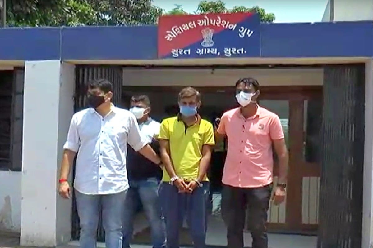 કેતન પટેલ, સુરત : સુરતના ઘલા ગામે રહસ્યમય રીતે સળગેલી હાલતમાં મળી આવેલી ક્રેટા કારનું રહસ્ય ખુલ્યું,કારની સાથે સાથે મૃતદેહ પણ થયો હતો ભસ્મીભૂત,પોલીસ ને પહેલે થી જ ઘટના ને લઈ હતી શંકા,ઘટના આકસ્મિક નહીં પરંતુ કાવતરા ની હતી શંકા,પોલીસનો શક સાચો નીકળ્યો,કાર અને અજાણ્યા ઇસમ ને સળગાવનાર બીજું કોઈ નહીં પરંતુ કાર માલિક પોતે જ નીકળ્યો,જિલ્લા SOG પોલીસે કાર માલિકની કરી ધરપકડ ત્યારે કાર માલિકે શા માટે આવું કારસ્તાન કર્યું તે જોઈએ આ અહેવાલમાં. કેતન પટેલ, સુરત : સુરતના ઘલા ગામે રહસ્યમય રીતે સળગેલી હાલતમાં મળી આવેલી ક્રેટા કારનું રહસ્ય ખુલ્યું,કારની સાથે સાથે મૃતદેહ પણ થયો હતો ભસ્મીભૂત,પોલીસ ને પહેલે થી જ ઘટના ને લઈ હતી શંકા,ઘટના આકસ્મિક નહીં પરંતુ કાવતરા ની હતી શંકા,પોલીસનો શક સાચો નીકળ્યો,કાર અને અજાણ્યા ઇસમ ને સળગાવનાર બીજું કોઈ નહીં પરંતુ કાર માલિક પોતે જ નીકળ્યો,જિલ્લા SOG પોલીસે કાર માલિકની કરી ધરપકડ ત્યારે કાર માલિકે શા માટે આવું કારસ્તાન કર્યું તે જોઈએ આ અહેવાલમાં.