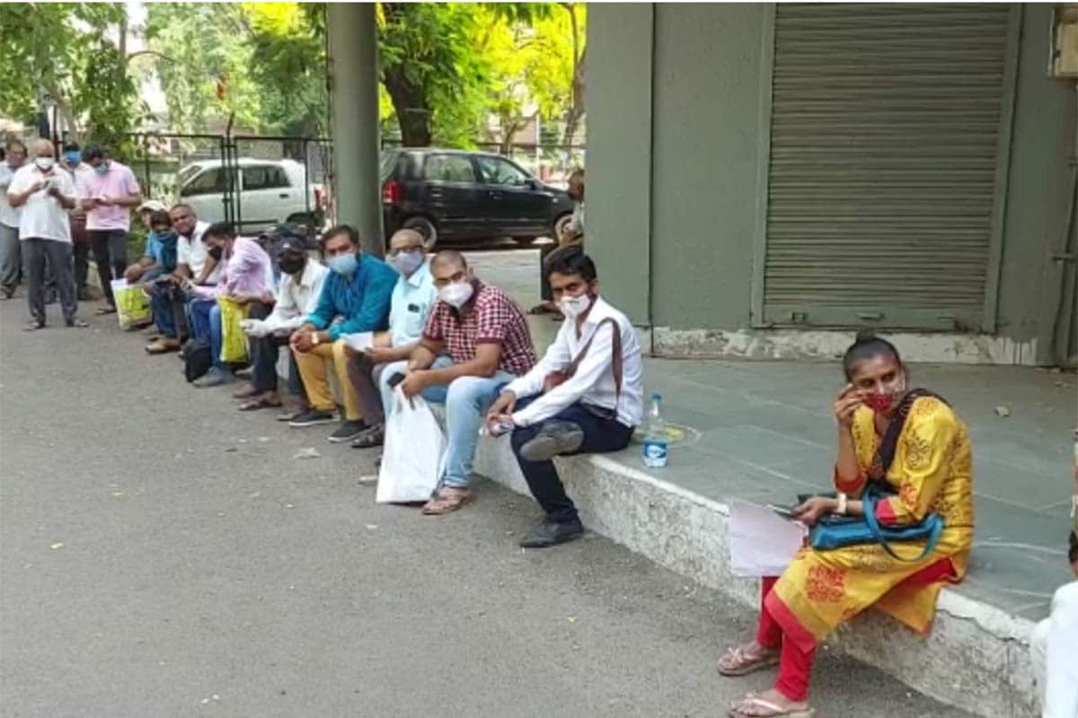 શહેરના અઠવા ઝોનમાં સવારથી જ લોકો મરણ દાખલો કઢાવવા માટે કતારમાં ઊભેલા જોવા મળ્યા હતા. જે કોરોના સંક્રમણના કારણે શહેરમાં થયેલા મૃત્યાંકમાં વધારાનો પુરાવો સમાન છે. શહેરના અઠવા ઝોનમાં સવારથી જ લોકો મરણ દાખલો કઢાવવા માટે કતારમાં ઊભેલા જોવા મળ્યા હતા. જે કોરોના સંક્રમણના કારણે શહેરમાં થયેલા મૃત્યાંકમાં વધારાનો પુરાવો સમાન છે.