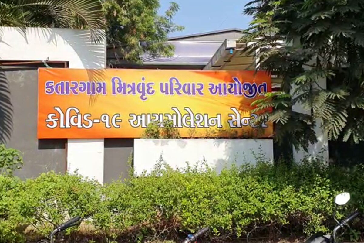 સુરતના કોરોનાનું સંકરણ વધી રહ્યું છે. કોરોના દરરોજ પોતાનો રેકોર્ડ તોડીને નવો રેકોર્ડ સર્જી રહ્યો છે, હવે તો 24 કલાકમાં 2,000 જેટલા કેસો નોંધાવાની આશંકા સેવાઈ રહી છે. કોરોનાનું સંક્રમણ વધવાને લઈને શહેરની તમામ હોસ્પિટલો ફૂલ થઈ ગઈ છે. બીજી તરફ દર્દીઓને હૉસ્પિટલમાં દાખલ કરવા માટે લાંબુ વેઇટિંગ ચાલી રહ્યું છે. જેના પગલે સુરતમાં વિવિધ વિસ્તારોમાં કોવિડ સેન્ટરો ઊભા કરવામાં આવી રહ્યા છે. સુરતના કોરોનાનું સંકરણ વધી રહ્યું છે. કોરોના દરરોજ પોતાનો રેકોર્ડ તોડીને નવો રેકોર્ડ સર્જી રહ્યો છે, હવે તો 24 કલાકમાં 2,000 જેટલા કેસો નોંધાવાની આશંકા સેવાઈ રહી છે. કોરોનાનું સંક્રમણ વધવાને લઈને શહેરની તમામ હોસ્પિટલો ફૂલ થઈ ગઈ છે. બીજી તરફ દર્દીઓને હૉસ્પિટલમાં દાખલ કરવા માટે લાંબુ વેઇટિંગ ચાલી રહ્યું છે. જેના પગલે સુરતમાં વિવિધ વિસ્તારોમાં કોવિડ સેન્ટરો ઊભા કરવામાં આવી રહ્યા છે.
