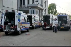 વલસાડ સિવિલ હોસ્પિટલ કોરોના દર્દીઓથી હાઉસફૂલ, કેમ્પસમાં એમ્બ્યુલન્સોની લાગી લાઈનો