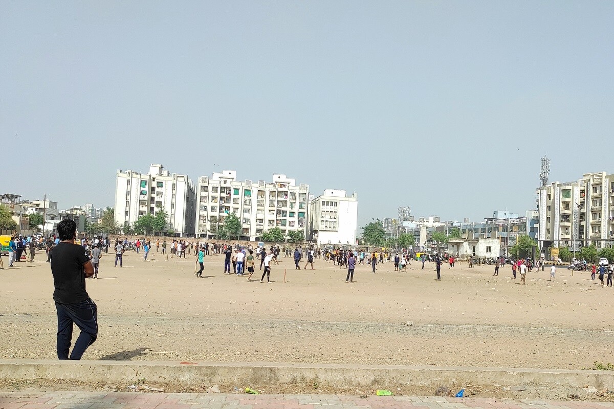 મહત્વનું છે કે, એકતરફ અમદાવાદ મ્યુનિસિપલ કોર્પોરેશન તંત્ર કોરોનાના કેસ ડામવા વેકસીનેશન ડ્રાઈવ ચલાવી રહ્યું છે. જેમાં સાથ સહકાર આપવાની જગ્યાએ યુવાઓ નિયમોનું ઉલ્લંઘન કરીને બેફામ રીતે ક્રિકેટ રમી રહ્યા છે. જો કોરોનાના કેસ અને સંક્રમણ ઘટાડવું હશે તો લોકોનો સહકાર જરૂરી છે. નહિ તો આ પ્રકારની બેદરકારી કોરોનાને વધુ ઘાતક બનાવશે તે નક્કી છે. આપણી એક ભૂલ આપના માટે જ નહીં પુરા પરિવાર અને સમાજ માટે ભારે પડી શકે છે. મહત્વનું છે કે, એકતરફ અમદાવાદ મ્યુનિસિપલ કોર્પોરેશન તંત્ર કોરોનાના કેસ ડામવા વેકસીનેશન ડ્રાઈવ ચલાવી રહ્યું છે. જેમાં સાથ સહકાર આપવાની જગ્યાએ યુવાઓ નિયમોનું ઉલ્લંઘન કરીને બેફામ રીતે ક્રિકેટ રમી રહ્યા છે. જો કોરોનાના કેસ અને સંક્રમણ ઘટાડવું હશે તો લોકોનો સહકાર જરૂરી છે. નહિ તો આ પ્રકારની બેદરકારી કોરોનાને વધુ ઘાતક બનાવશે તે નક્કી છે. આપણી એક ભૂલ આપના માટે જ નહીં પુરા પરિવાર અને સમાજ માટે ભારે પડી શકે છે.