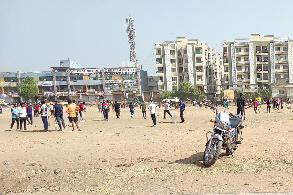 હાલમાં અમદાવાદ સહિત રાજ્યભરમાં કોરોનાની બીજી લહેર ચાલી રહી છે. આવી ચિંતાજનક સ્થિતિમાં માસ્ક, સોશિયલ ડિસ્ટન્સ સહિતના નિયમો પાળવા જરૂરી છે. તેવામાં ડોકટર્સ પણ માક્સ વગર ઘરની બહાર નહિ નીકળવાની સલાહ આપી રહ્યા છે. છતાં લોકો બેફીકર થઈને જાહેરમાં માસ્ક વગર ફરી રહ્યા છે. હાલમાં અમદાવાદ સહિત રાજ્યભરમાં કોરોનાની બીજી લહેર ચાલી રહી છે. આવી ચિંતાજનક સ્થિતિમાં માસ્ક, સોશિયલ ડિસ્ટન્સ સહિતના નિયમો પાળવા જરૂરી છે. તેવામાં ડોકટર્સ પણ માક્સ વગર ઘરની બહાર નહિ નીકળવાની સલાહ આપી રહ્યા છે. છતાં લોકો બેફીકર થઈને જાહેરમાં માસ્ક વગર ફરી રહ્યા છે.
