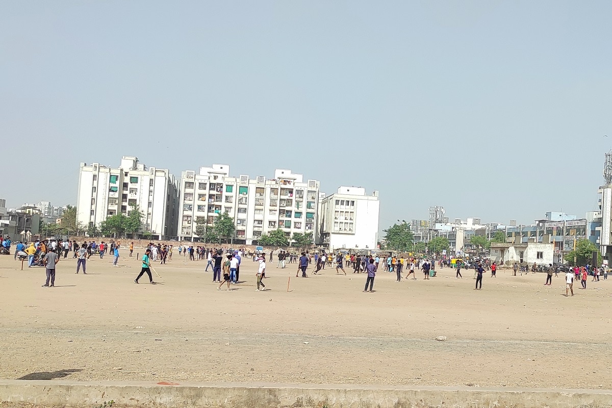 ક્રિકેટ રમી રહેલા યુવાનો અને તેમનો ઉત્સાહ વધારવા ટોળે વળેલા લોકો કોરોના કાળમાં ભાન ભૂલ્યા છે. મોઢા પર માસ્ક વગર અને સોશિયલ ડિસ્ટન્સના પાલન વગર મોટી સંખ્યામાં લોકો ક્રિકેટ રમવાની મજા માણી રહ્યા છે. આવી સ્થિતિ માત્ર વસ્ત્રાલ જ નહીં, શહેરના GMDC ગ્રાઉન્ડમાં, રિવરફ્રન્ટ પરના ગ્રાઉન્ડમાં જોવા મળી રહી છે. આમ તો કોરોનાની વકરતી સ્થિતિ વચ્ચે વહેલી સવારથી લોકો ક્રિકેટ રમતા હોય છે. પણ રવિવાર જેવી રજાના દિવસે લોકોની ભીડ વધી જાય છે. ક્રિકેટ રમી રહેલા યુવાનો અને તેમનો ઉત્સાહ વધારવા ટોળે વળેલા લોકો કોરોના કાળમાં ભાન ભૂલ્યા છે. મોઢા પર માસ્ક વગર અને સોશિયલ ડિસ્ટન્સના પાલન વગર મોટી સંખ્યામાં લોકો ક્રિકેટ રમવાની મજા માણી રહ્યા છે. આવી સ્થિતિ માત્ર વસ્ત્રાલ જ નહીં, શહેરના GMDC ગ્રાઉન્ડમાં, રિવરફ્રન્ટ પરના ગ્રાઉન્ડમાં જોવા મળી રહી છે. આમ તો કોરોનાની વકરતી સ્થિતિ વચ્ચે વહેલી સવારથી લોકો ક્રિકેટ રમતા હોય છે. પણ રવિવાર જેવી રજાના દિવસે લોકોની ભીડ વધી જાય છે.