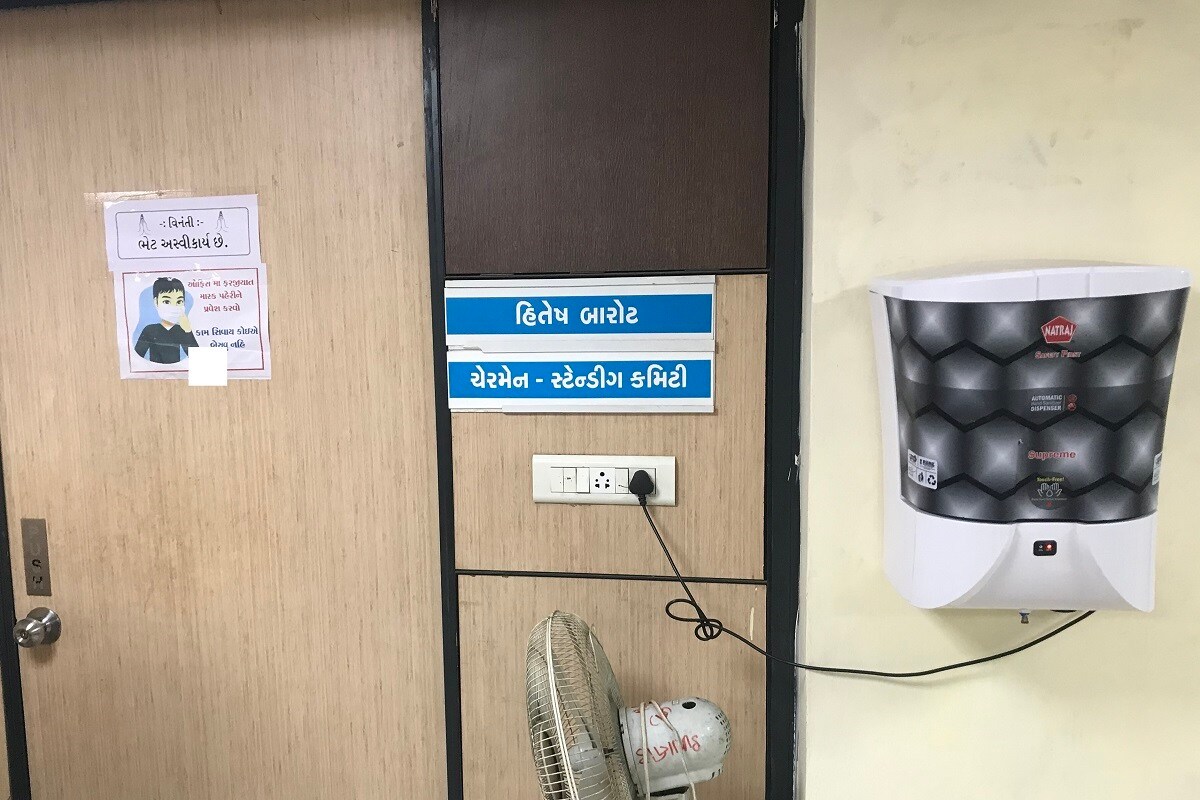 હિતેશ બારોટ કમિટી ચેરમેન છે તે અમદાવાદ શહેરની સૌથી મોભા દાર અને શહેરના 10 હજાર કરોડના બજેટનો વહિવટી ચેરમેમના હાથમાં હોય છે. અનેક કટકી અને ટકાવાળી મળતી હોય છે પરંતુ ચેરમેન હિતેશ બારોટ દ્વારા ઓફિસ બહાર નોટિસ મુકી અનેક કમિશન કાજો અને વહીવટદારો પર બ્રેક લાગી છે. નોંધનીય છે કે, અગાઉ અમદાવાદ શહેરના મેયર તરીકે જાહેર થયેલા કિરિટ પરમારે સરકારી બંગલો લેવાની ના પાડી હતી અને એક સામાન્ય ચાલીમાં રહેવાનું પસંદ કર્યું હતુ. તો હવે હિતેશ બારોટે નવી જાહેરાત કરી નવો ચિલો એએમસીમાં શરૂ કર્યો છે જે એએમસી પરિસરમાં હોટ ટોપિક બન્યો છે. હિતેશ બારોટ કમિટી ચેરમેન છે તે અમદાવાદ શહેરની સૌથી મોભા દાર અને શહેરના 10 હજાર કરોડના બજેટનો વહિવટી ચેરમેમના હાથમાં હોય છે. અનેક કટકી અને ટકાવાળી મળતી હોય છે પરંતુ ચેરમેન હિતેશ બારોટ દ્વારા ઓફિસ બહાર નોટિસ મુકી અનેક કમિશન કાજો અને વહીવટદારો પર બ્રેક લાગી છે. નોંધનીય છે કે, અગાઉ અમદાવાદ શહેરના મેયર તરીકે જાહેર થયેલા કિરિટ પરમારે સરકારી બંગલો લેવાની ના પાડી હતી અને એક સામાન્ય ચાલીમાં રહેવાનું પસંદ કર્યું હતુ. તો હવે હિતેશ બારોટે નવી જાહેરાત કરી નવો ચિલો એએમસીમાં શરૂ કર્યો છે જે એએમસી પરિસરમાં હોટ ટોપિક બન્યો છે.