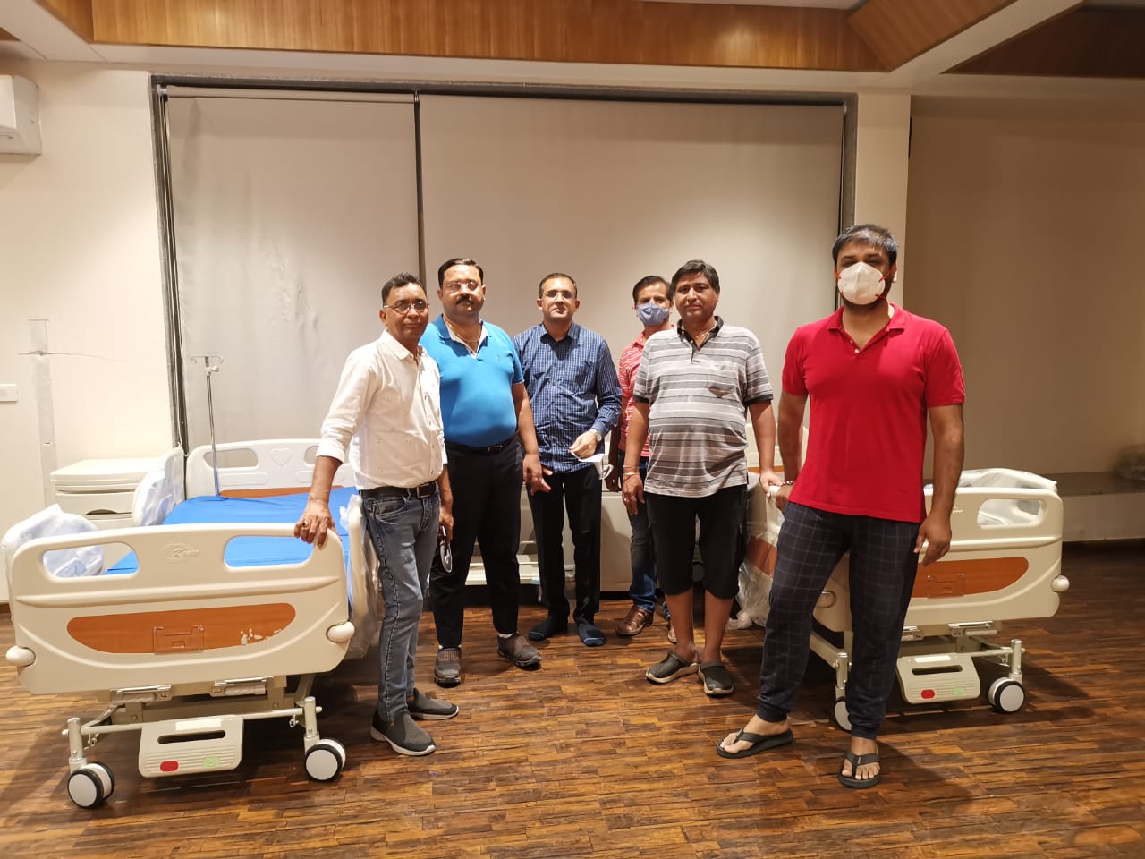 અમદાવાદના શાહીબાગ ખાતે આવેલાં શિતલ એક્વામાં 140 જેટલાં ફલેટનાં રહીશોએ જોડે મળીને ક્લબ હાઉસની જગ્યામાં કોવિડ કેર સેન્ટર ઉભું કર્યું છે. જ્યાં હૉસ્પિટલની જેમ જ બેડ, વેન્ટીલેટર, ઓક્સિજન સહિતના તમામ સાધનો ઉપલબ્ધ કરવામા આવ્યા છે. છેલ્લાં 5 દિવસથી આ રીતે એપાર્ટમેન્ટમાં હોસ્પિટલ ઉભી કરવામાં આવી છે. જ્યાં એપાર્ટમેન્ટનાં રહીશો એડમિટ થાય છે, એટલું જ નહીં અહીં કેટલાંક રેસિડેન્ટ ડોક્ટર્સ માનવતાની દ્દષ્ટિએ મફતમાં સેવા પણ આપવા આવે છે. જેમની માટે પીપીઈ કીટ સહિતની તમામ વસ્તુઓ હાથવગી રાખવામાં આવી છે. અમદાવાદના શાહીબાગ ખાતે આવેલાં શિતલ એક્વામાં 140 જેટલાં ફલેટનાં રહીશોએ જોડે મળીને ક્લબ હાઉસની જગ્યામાં કોવિડ કેર સેન્ટર ઉભું કર્યું છે. જ્યાં હૉસ્પિટલની જેમ જ બેડ, વેન્ટીલેટર, ઓક્સિજન સહિતના તમામ સાધનો ઉપલબ્ધ કરવામા આવ્યા છે. છેલ્લાં 5 દિવસથી આ રીતે એપાર્ટમેન્ટમાં હોસ્પિટલ ઉભી કરવામાં આવી છે. જ્યાં એપાર્ટમેન્ટનાં રહીશો એડમિટ થાય છે, એટલું જ નહીં અહીં કેટલાંક રેસિડેન્ટ ડોક્ટર્સ માનવતાની દ્દષ્ટિએ મફતમાં સેવા પણ આપવા આવે છે. જેમની માટે પીપીઈ કીટ સહિતની તમામ વસ્તુઓ હાથવગી રાખવામાં આવી છે.