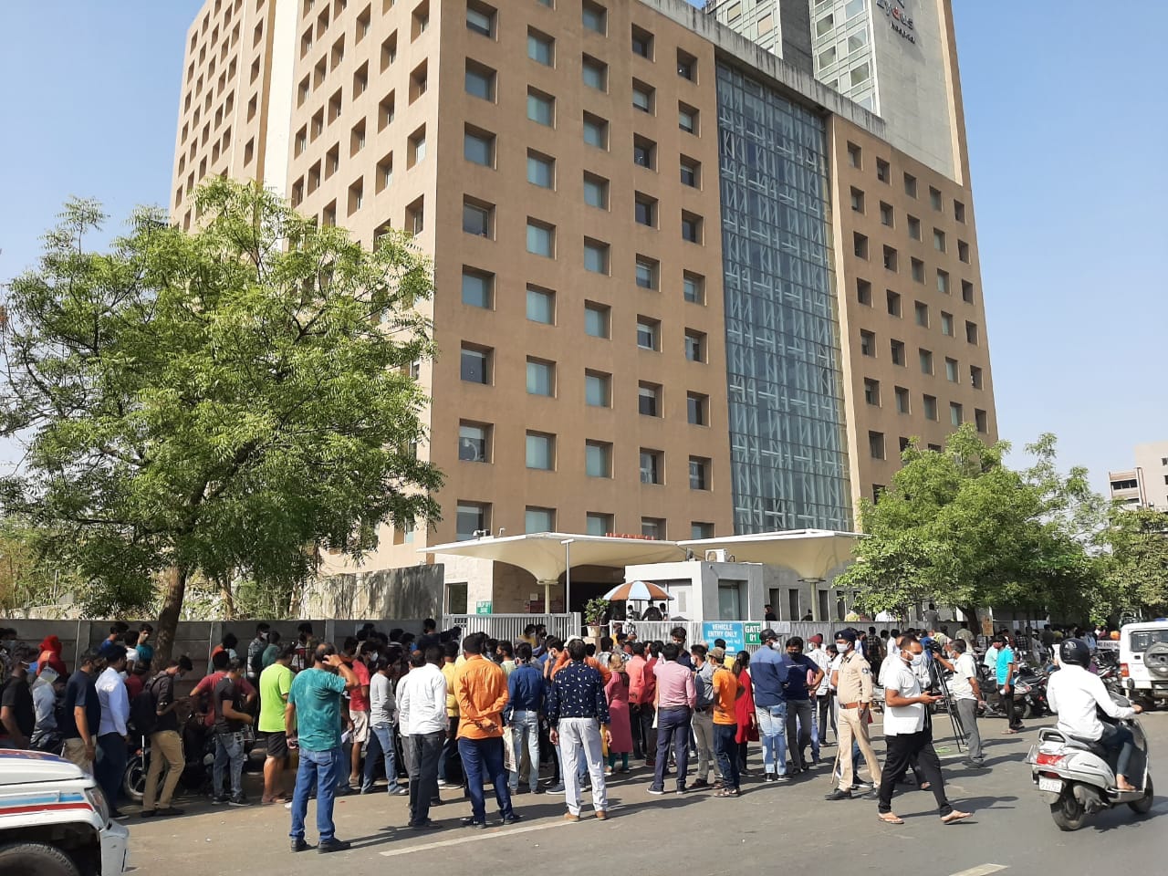 અમદાવાદ શહેરના અલગ અલગ વિસ્તારમાંથી લોકો રેમડેસિવીર ઇન્જેક્શન લેવા માટે તો આવે છે. પરંતુ અમદાવાદ બહારથી પણ લોકો આવી રહ્યા છે. રેમડેસિવીર ઇન્જેક્શન લેવા માટે લોકો રાતથી લાઈનમાં ઉભા રહી જાય છે. પરંતુ આજે સૌથી વધુ ભીડ જોવા મળી છે. એક બાજુ લોકોની ભીડ ન થાય અને સોશિયલ ડિસ્ટન્સ રાખવાનું કહેવામાં આવે છે. બીજી બાજુ કોરોના દર્દીઓના સબંધીઓની લાઇન લાગે છે. આ ભીડ ઓછી કરવા માટે સરકારને અપીલ છે કે, આ અંગે કાંઇ કરે, તો લોકોને આટલા કલાકો લાઇનમાં ન ઉભુ રહેવું પડે અને તેમને ઇન્જેક્શનો મળી રહે. અમદાવાદ શહેરના અલગ અલગ વિસ્તારમાંથી લોકો રેમડેસિવીર ઇન્જેક્શન લેવા માટે તો આવે છે. પરંતુ અમદાવાદ બહારથી પણ લોકો આવી રહ્યા છે. રેમડેસિવીર ઇન્જેક્શન લેવા માટે લોકો રાતથી લાઈનમાં ઉભા રહી જાય છે. પરંતુ આજે સૌથી વધુ ભીડ જોવા મળી છે. એક બાજુ લોકોની ભીડ ન થાય અને સોશિયલ ડિસ્ટન્સ રાખવાનું કહેવામાં આવે છે. બીજી બાજુ કોરોના દર્દીઓના સબંધીઓની લાઇન લાગે છે. આ ભીડ ઓછી કરવા માટે સરકારને અપીલ છે કે, આ અંગે કાંઇ કરે, તો લોકોને આટલા કલાકો લાઇનમાં ન ઉભુ રહેવું પડે અને તેમને ઇન્જેક્શનો મળી રહે.