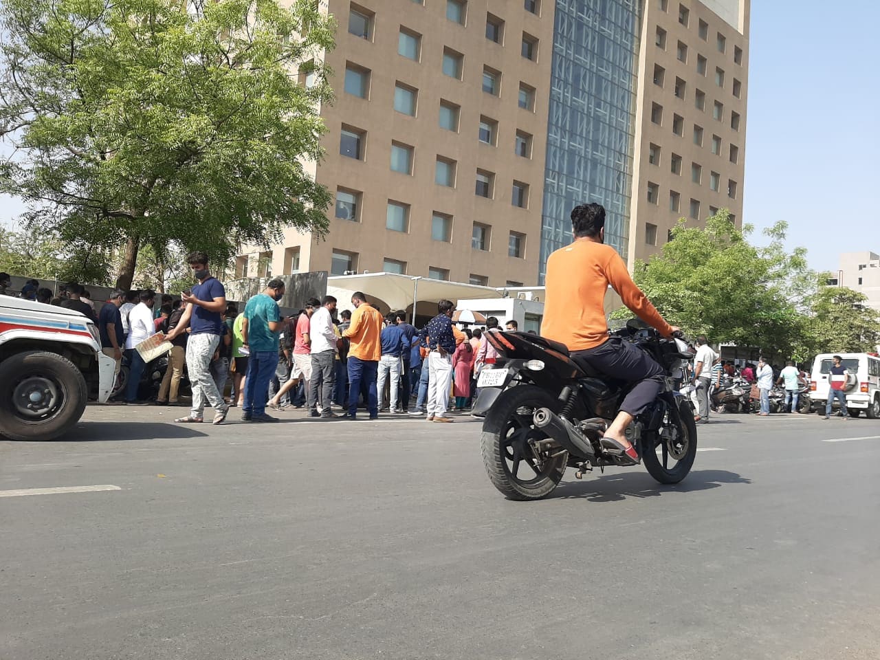 આજે સવારથી રેમડેસિવીર ઇન્જેક્શન ઝાયડ્સ હૉસ્પિટલના મેડીકલ સ્ટોર પરથી આપવામાં આવી રહ્યા છે. રેમડેસિવીર ઇન્જેક્શન લેવા માટે લોકોની લાંબી કતાર લાગી છે. સવારે 9 વાગ્યા સુધીમાં ઇન્જેક્શન લેવા માટેના 500 ટોકન તો આપી દેવામાં આવ્યા હતા. તેમ છતાં 1એક હજારથી વધુ લોકો લાઈનમાં ઉભા હતા. લોકોની ભીડના કારણે પોલીસ બંદોબસ્ત ગોઠવવામાં આવ્યો હતો. આજે સવારથી રેમડેસિવીર ઇન્જેક્શન ઝાયડ્સ હૉસ્પિટલના મેડીકલ સ્ટોર પરથી આપવામાં આવી રહ્યા છે. રેમડેસિવીર ઇન્જેક્શન લેવા માટે લોકોની લાંબી કતાર લાગી છે. સવારે 9 વાગ્યા સુધીમાં ઇન્જેક્શન લેવા માટેના 500 ટોકન તો આપી દેવામાં આવ્યા હતા. તેમ છતાં 1એક હજારથી વધુ લોકો લાઈનમાં ઉભા હતા. લોકોની ભીડના કારણે પોલીસ બંદોબસ્ત ગોઠવવામાં આવ્યો હતો.