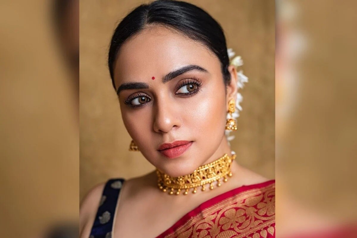 અમૃતા ખાનવિલકર પોતાની અદાથી દર્શકોના દિલમાં રાજ કરી રહી છે. વેસ્ટર્ન શોર્ટ ડ્રેસથી લઈને સાડીમાં તેણી પોતાનો જાદુ પાથરી રહી છે. લાલ સાડીમાં અભિનેત્રીએ ફોટોઝ શેર કરતા તેમનો આ લુક તેમના ફૈંસને ખૂબ પસંદ આવી રહ્યો છે. અમૃતા ખાનવિલકર પોતાની અદાથી દર્શકોના દિલમાં રાજ કરી રહી છે. વેસ્ટર્ન શોર્ટ ડ્રેસથી લઈને સાડીમાં તેણી પોતાનો જાદુ પાથરી રહી છે. લાલ સાડીમાં અભિનેત્રીએ ફોટોઝ શેર કરતા તેમનો આ લુક તેમના ફૈંસને ખૂબ પસંદ આવી રહ્યો છે.