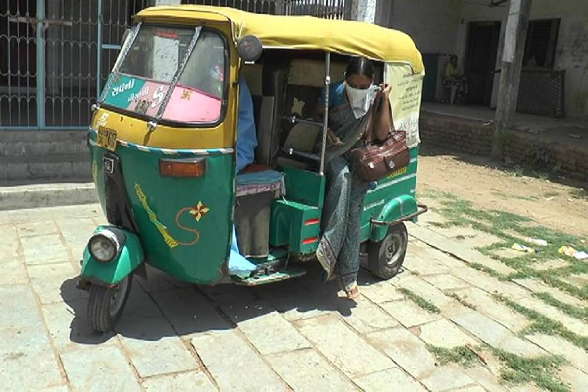  જનક જાગીરદાર, આણંદઃ આજે કોરોના મહામારીના (coronavirus) સમયમાં  લોકોએ પીપીઇ કીટનુ (PPE kit) નામ પ્રથમ વખત જ સાંભળયુ હતુ. સામાન્ય રીતે પીપીઇ કીટ તમે તબીબો, નર્શિગ અને મેડીકલ સાથે સંકળાયેલા લોકો પહેરતા હોય છે પરંતુ અમે આપને એવા વ્યક્તિને બતાવવા જઇ રહ્યા છે કે જે નથી એ તબીબ કે નથી મેડીકલ સ્ટાફ. આ વ્યક્તિ આણંદ (Anand) જિલ્લાના બોરસદ (Borsad) તાલુકાના વાસણા ગામ (vasana village) રીક્ષા ચાલાક (Rickshaw shrewd) છે.