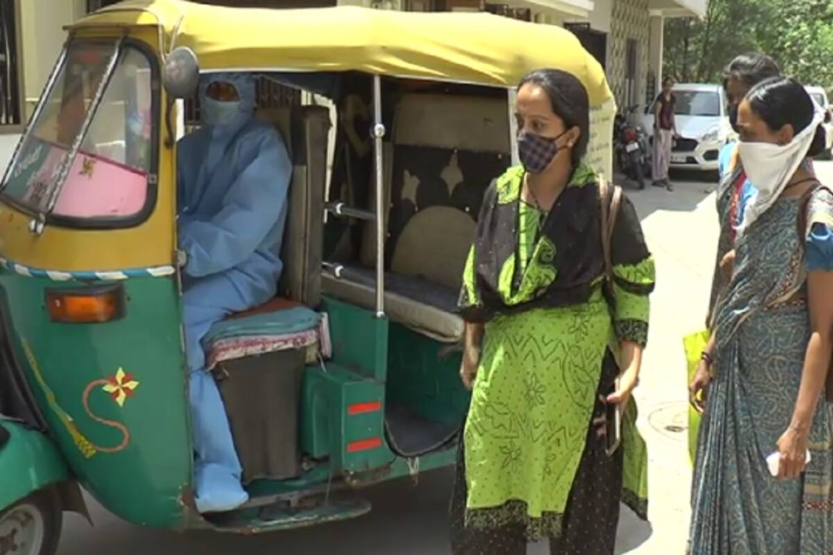  ભાઈલાલભાઈ ભોઈ અપરણિત છે પરંતુ તેમના સિરે વયસ્કમાં બાપ અને બહેનની જવાબદારી છે. ગત વર્ષે કોરોનાએ ભારતમાં દસ્તક આપી અને ત્યાર બાદ લોકડાઉનની સ્થિતિનું નિર્માણ થયું  ત્યારથી ભાઈલાલભાઈ આ પીપીઈ કીટ પહેરી નેજ રીક્ષા ચલાવી રહ્યા છે.