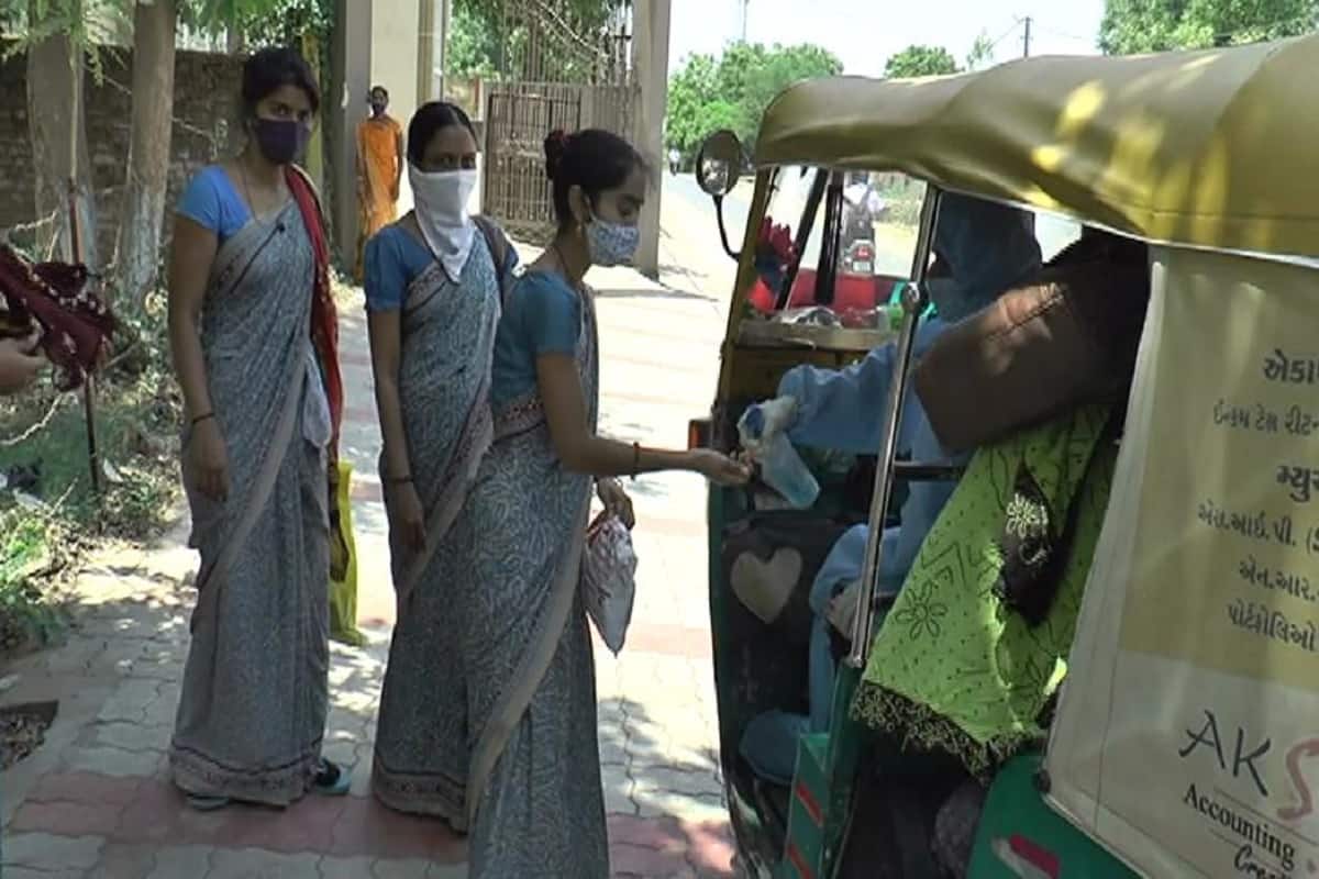  એટલું જ નહિ કોઈ દર્દીને વિના મુલ્યે હોસ્પિટલ સુધી પણ તેઓ પહોંચાડે છે. પોતાની રીક્ષામાં નિર્ભય થઇ મુસાફરો મુસાફરી કરે છે. અને પોતે તેમજ મુસાફરો કોરોના સંક્રમણથી સુરક્ષિત રહે માસ્ક નહિ પહેરવા વિવિધ બહાના બનાવતા લોકો માટે રીક્ષા ચલાવતા ભાઇલાલ ભાઈ હાલ તો પ્રેરણા દાયક બન્યા છે.