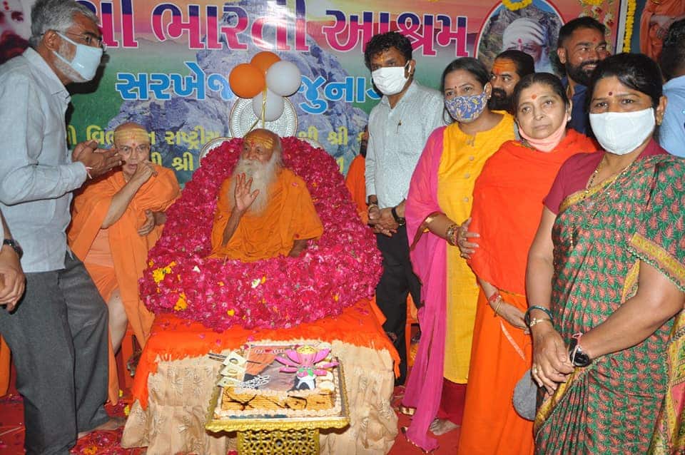 પૂ.ભારતી બાપુ 93 વર્ષના હતા. તાજેતરમાં જ 2 એપ્રિલના રોજ બાપુના 93માં જન્મદિનની શાનદાન ઊજવણી કરવામાં આવી હતી. આ પ્રસંગે સરખેજ આશ્રમ ખાતે એક કાર્યક્રમ યોજવામાં પણ આવ્યો હતો જેમાં સંતો અને ભક્તોની હાજરીમાં બાપુને ફૂલહાર કરી અને તેમનું પૂજન કરવામાં આવ્યું હતું.