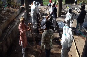 કોરોનાકાળમાં કોમી એકતા: દાહોદમાં હિન્દુ-મુસ્લિમ ભાઇઓ સાથે મળીને કરે છે અંતિમક્રિયા