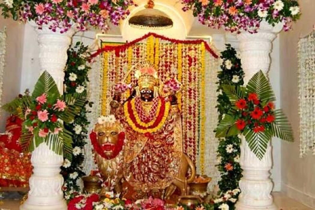 પ્રથમ નોરતે સવારે સાડા નવ વાગે ઘટ સ્થાપન છે. સવારે 10 વાગે આરતી થશે. નવરાત્રીના નવ દિવસ સુધી માતાજીના મંદિરે ઘટ સ્થાપન થશે. મહત્વનું છે કે, સામાન્ય દિવસોમાં ચૈત્રી નવરાત્રીમાં લાખોની સંખ્યામાં નવ દિવસ સુધી ભક્તો ભદ્રકાળી માતાજીના દર્શનનો લાભ લેતા હોય છે. પરંતુ કોરોનાના કારણે ભક્તો માટે કેટલાક નિયમો લાગુ કરાયા છે. જે પાલન કરવા જરૂરી છે. પ્રથમ નોરતે સવારે સાડા નવ વાગે ઘટ સ્થાપન છે. સવારે 10 વાગે આરતી થશે. નવરાત્રીના નવ દિવસ સુધી માતાજીના મંદિરે ઘટ સ્થાપન થશે. મહત્વનું છે કે, સામાન્ય દિવસોમાં ચૈત્રી નવરાત્રીમાં લાખોની સંખ્યામાં નવ દિવસ સુધી ભક્તો ભદ્રકાળી માતાજીના દર્શનનો લાભ લેતા હોય છે. પરંતુ કોરોનાના કારણે ભક્તો માટે કેટલાક નિયમો લાગુ કરાયા છે. જે પાલન કરવા જરૂરી છે.