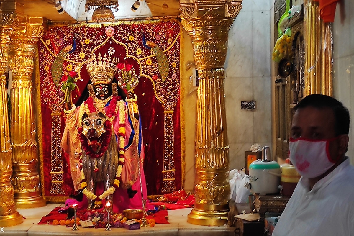ભદ્રકાળી મંદિરના મહારાજ રવિ અવસ્થિ જણાવે છે કે, ચૈત્રી નવરાત્રીના નવ દિવસ સુધી માતાજીનું ઘટ સ્થાપન કરવામાં આવશે. આઠમના દિવસે હવન કરવા આવશે. આ ઉપરાંત નવ દિવસ સુધી અલગ અલગ સવારી સાથે માતાજીનો શૃંગાર કરવામાં આવશે. નવરાત્રીને લઈ મંદિરમાં દર્શનાર્થીઓની ભીડ ન થાય તે માટે ખાસ વ્યવસ્થા કરાઈ છે. જે પણ લોકો દર્શનાર્થે આવશે તેઓએ સોશ્યિલ ડિસ્ટન્સનું પાલન કરવું અને માસ્ક પહેરવું ફરજિયાત છે. ભદ્રકાળી મંદિરના મહારાજ રવિ અવસ્થિ જણાવે છે કે, ચૈત્રી નવરાત્રીના નવ દિવસ સુધી માતાજીનું ઘટ સ્થાપન કરવામાં આવશે. આઠમના દિવસે હવન કરવા આવશે. આ ઉપરાંત નવ દિવસ સુધી અલગ અલગ સવારી સાથે માતાજીનો શૃંગાર કરવામાં આવશે. નવરાત્રીને લઈ મંદિરમાં દર્શનાર્થીઓની ભીડ ન થાય તે માટે ખાસ વ્યવસ્થા કરાઈ છે. જે પણ લોકો દર્શનાર્થે આવશે તેઓએ સોશ્યિલ ડિસ્ટન્સનું પાલન કરવું અને માસ્ક પહેરવું ફરજિયાત છે.