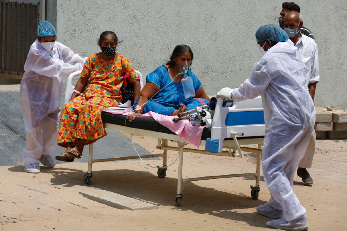 India Fights Corona: કોરોના વાયરસ (Coronavirus) સંક્રમણની બીજી લહેરનો (Covid Seond Wave) કહેર સતત વધતો જઈ રહ્યો છે. દરેક રાજ્યમાં કોરોના સંક્રમિત દર્દીઓની (Covid Patients) સંખ્યા ઝડપથી વધી રહી છે. સ્થિતિ એટલી ખરાબ થઈ ચૂકી છે કે હૉસ્પિટલ (Covid Hospitals)માં પથારી પણ નથી મળી રહી અને કોરોનાના દર્દીઓ હૉસ્પિટલની બહાર જ દમ તોડી રહ્યા છે. (પ્રતીકાત્મક તસવીર) India Fights Corona: કોરોના વાયરસ (Coronavirus) સંક્રમણની બીજી લહેરનો (Covid Seond Wave) કહેર સતત વધતો જઈ રહ્યો છે. દરેક રાજ્યમાં કોરોના સંક્રમિત દર્દીઓની (Covid Patients) સંખ્યા ઝડપથી વધી રહી છે. સ્થિતિ એટલી ખરાબ થઈ ચૂકી છે કે હૉસ્પિટલ (Covid Hospitals)માં પથારી પણ નથી મળી રહી અને કોરોનાના દર્દીઓ હૉસ્પિટલની બહાર જ દમ તોડી રહ્યા છે. (પ્રતીકાત્મક તસવીર)