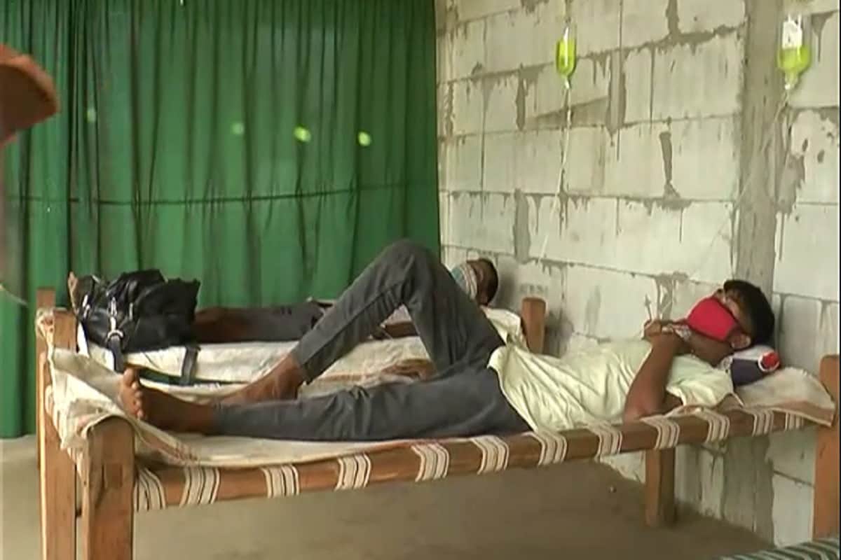 કેતન પટેલ, ડાંગ: રાજ્યમાં (Gujarat) કોરોનાએ (coronavirus) સરકારની ઊંઘ ઉડાવી દીધી છે અને આરોગ્ય વિભાગ પણ આ સંક્રમણની ચેઇન તોડવા માટે અથાગ પ્રયત્ન કરી રહ્યું છે. ત્યારે ડાંગ (Dang) જિલ્લામાં લોકો વહીવટી તંત્રને સહકાર ન આપી મુસીબતને આમંત્રણ આપી રહ્યા હોય તેવું લાગી રહ્યું છે. અહીંયા લોકો સરકારના રસીકરણ અભિયાનથી દૂર રહે છે અને તબિયત બગડતા સરકારી દવાખાનામાં ન જઈ ખાનગી બોગસ ડૉકટરોને ત્યાં પહોંચી જાય છે. ત્યારે તપાસમાં સામે આવ્યું છે કે, ડાંગના 311 ગામોમાં આશરે 80થી વધુ બોગસ ડીગ્રી ધરાવતા ડોક્ટરો ખાનગી પ્રેક્ટિસ કરીને દર્દીના જીવને જોખમમાં મૂકે છે. આ સાથે લોકો પણ તેમની પર વિશ્વાસ કરીને સરકારી દવાખાના બદલે આવા બોગસ ડૉક્ટરોના દવાખાનામાં જાય છે. કેતન પટેલ, ડાંગ: રાજ્યમાં (Gujarat) કોરોનાએ (coronavirus) સરકારની ઊંઘ ઉડાવી દીધી છે અને આરોગ્ય વિભાગ પણ આ સંક્રમણની ચેઇન તોડવા માટે અથાગ પ્રયત્ન કરી રહ્યું છે. ત્યારે ડાંગ (Dang) જિલ્લામાં લોકો વહીવટી તંત્રને સહકાર ન આપી મુસીબતને આમંત્રણ આપી રહ્યા હોય તેવું લાગી રહ્યું છે. અહીંયા લોકો સરકારના રસીકરણ અભિયાનથી દૂર રહે છે અને તબિયત બગડતા સરકારી દવાખાનામાં ન જઈ ખાનગી બોગસ ડૉકટરોને ત્યાં પહોંચી જાય છે. ત્યારે તપાસમાં સામે આવ્યું છે કે, ડાંગના 311 ગામોમાં આશરે 80થી વધુ બોગસ ડીગ્રી ધરાવતા ડોક્ટરો ખાનગી પ્રેક્ટિસ કરીને દર્દીના જીવને જોખમમાં મૂકે છે. આ સાથે લોકો પણ તેમની પર વિશ્વાસ કરીને સરકારી દવાખાના બદલે આવા બોગસ ડૉક્ટરોના દવાખાનામાં જાય છે.