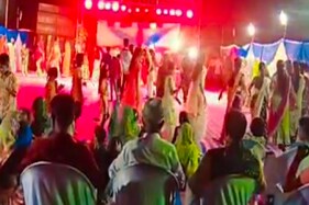 બનાસકાંઠા : કોરોના મહામારી વચ્ચે લગ્ન પ્રસંગમાં 100થી વધુ લોકો ગરબે ઘૂમ્યા