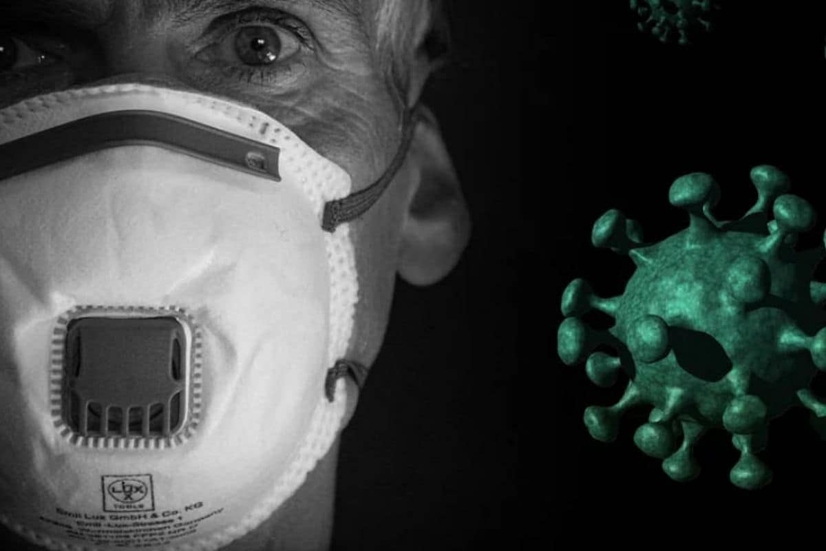નવી દિલ્હી. કોરોના (Coronavirus)ના કેસમાં સતત વધારો થઈ રહ્યો છે. જેને લઈને અનેક રાજ્યોમાં તેની આર્થિક અસર જોવા મળી રહી છે. કોરોનાનું સંક્રમણ વધુ ન ફેલાય તે માટે સતર્કતાના ભાગરૂપે માસ્ક (Mask) પહેરવા તથા સોશિયલ ડિસ્ટન્સ (Social Distance) રાખવાની સલાહ આપવામાં આવી રહી છે. માસ્ક ન પહેરવા પર દંડ વસૂલવામાં આવી રહ્યો છે. કેટલાક લોકો સતર્કતાના ભાગરૂપે તો કેટલાક લોકો દંડ ન ભરવો પડે તે ડરથી માસ્ક પહેરી રહ્યા છે. પરંતુ ત્વચા વિશેષજ્ઞ અનુસાર માસ્ક પહેરવાને કારણે ત્વચાની સમસ્યા પણ થઈ રહી છે. (પ્રતીકાત્મક તસવીર- pixabay) નવી દિલ્હી. કોરોના (Coronavirus)ના કેસમાં સતત વધારો થઈ રહ્યો છે. જેને લઈને અનેક રાજ્યોમાં તેની આર્થિક અસર જોવા મળી રહી છે. કોરોનાનું સંક્રમણ વધુ ન ફેલાય તે માટે સતર્કતાના ભાગરૂપે માસ્ક (Mask) પહેરવા તથા સોશિયલ ડિસ્ટન્સ (Social Distance) રાખવાની સલાહ આપવામાં આવી રહી છે. માસ્ક ન પહેરવા પર દંડ વસૂલવામાં આવી રહ્યો છે. કેટલાક લોકો સતર્કતાના ભાગરૂપે તો કેટલાક લોકો દંડ ન ભરવો પડે તે ડરથી માસ્ક પહેરી રહ્યા છે. પરંતુ ત્વચા વિશેષજ્ઞ અનુસાર માસ્ક પહેરવાને કારણે ત્વચાની સમસ્યા પણ થઈ રહી છે. (પ્રતીકાત્મક તસવીર- pixabay)