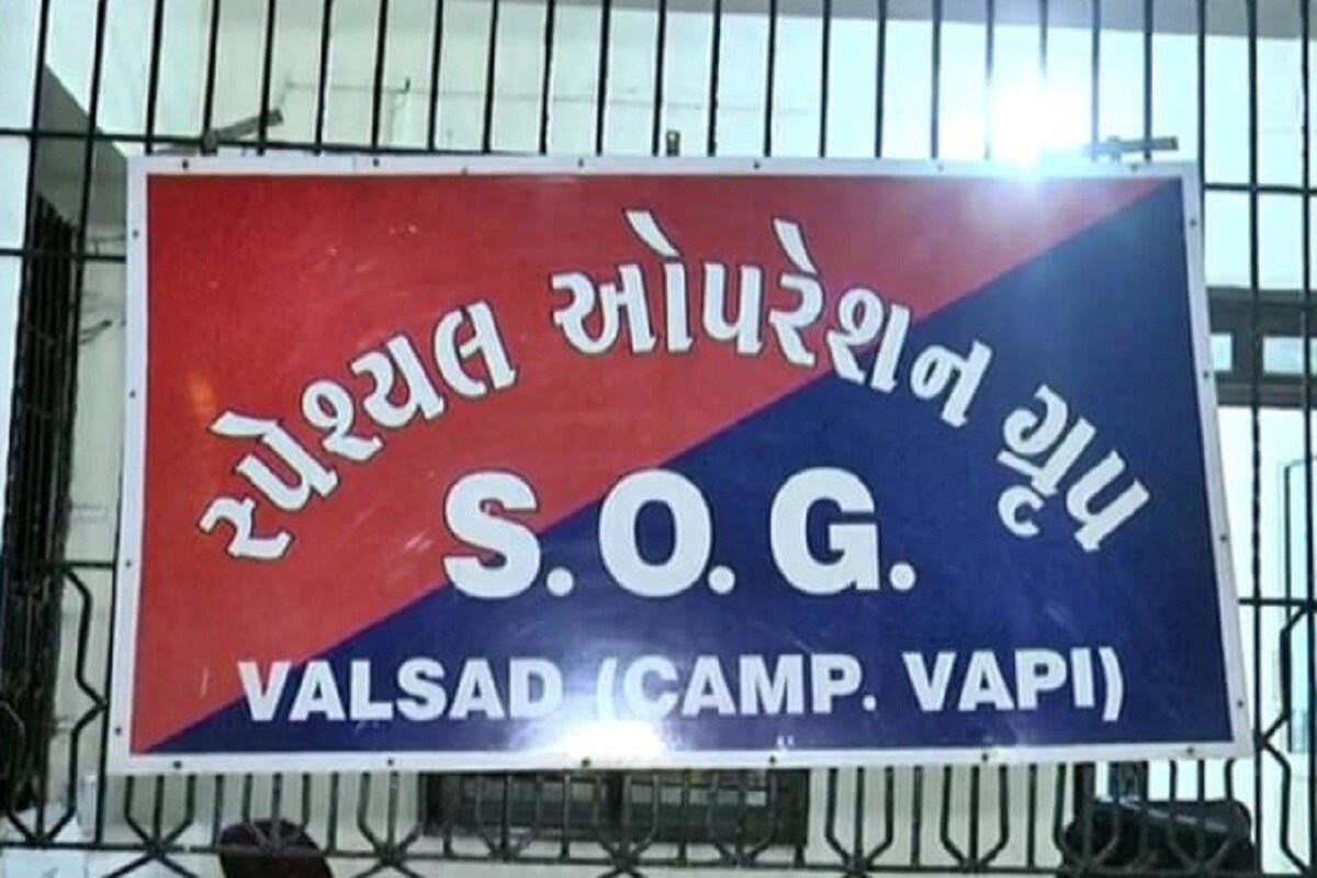 આરોપીઓની આગામી સમયમાં આગવી ઢબે પુછપરછ માં હજુ પણ ચોંકાવનારા ખુલાસા થવાની શક્યતા છે. મહત્વપૂર્ણ છે કે છેલ્લા કેટલાક સમયથી વલસાડ જિલ્લા ઉપરાંત સુરત અને સમગ્ર દક્ષિણ ગુજરાતમાં youtube પર નકલી ન્યૂઝ ચેનલો બનાવી અને તેના ઓળખકાર્ડ બતાવી રોફ જમાવતા એક કથિત પત્રકારોનો અલગ જ વર્ગ ઊભો થયો છે. આ youtube પત્રકારો લોકોને ધાક-ધમકી આપી અને પૈસા પડાવતા હોવાના અગાઉ પણ અનેક બનાવો બન્યા બની ચૂકયા છે. ત્યારે આ વખતે વલસાડ જિલ્લા એસ.ઓ.જી પોલીસે youtube પર કથિત ન્યુઝ ચેનલ ચલાવતી આ નકલી પત્રકારોની ગેંગને ઝડપી સળિયા પાછળ ધકેલી દીધી છે.અને ડુંગરા પોલીસ સ્ટેશનના પીએસઆઇ ચાવડા અને રાઠોડે ઊંડાણપૂર્વક તપાસ હાથ ધરી છે. હજુ પણ પોલીસ youtube પર ન્યૂઝ ચેનલો બનાવી અને લોકો અને સરકારી કચેરીઓમાં રોફ જમાવી અને બ્લેકમેઈલિંગ કરતી આવે આવી યુટ્યુબીયા પત્રકારોની ગેંગને ઝડપી તેમના વિરુદ્ધ જરૂરી કાર્યવાહી કરવામાં આવે તેવી લોક માંગ ઉઠી રહી છે. આરોપીઓની આગામી સમયમાં આગવી ઢબે પુછપરછ માં હજુ પણ ચોંકાવનારા ખુલાસા થવાની શક્યતા છે. મહત્વપૂર્ણ છે કે છેલ્લા કેટલાક સમયથી વલસાડ જિલ્લા ઉપરાંત સુરત અને સમગ્ર દક્ષિણ ગુજરાતમાં youtube પર નકલી ન્યૂઝ ચેનલો બનાવી અને તેના ઓળખકાર્ડ બતાવી રોફ જમાવતા એક કથિત પત્રકારોનો અલગ જ વર્ગ ઊભો થયો છે. આ youtube પત્રકારો લોકોને ધાક-ધમકી આપી અને પૈસા પડાવતા હોવાના અગાઉ પણ અનેક બનાવો બન્યા બની ચૂકયા છે. ત્યારે આ વખતે વલસાડ જિલ્લા એસ.ઓ.જી પોલીસે youtube પર કથિત ન્યુઝ ચેનલ ચલાવતી આ નકલી પત્રકારોની ગેંગને ઝડપી સળિયા પાછળ ધકેલી દીધી છે.અને ડુંગરા પોલીસ સ્ટેશનના પીએસઆઇ ચાવડા અને રાઠોડે ઊંડાણપૂર્વક તપાસ હાથ ધરી છે. હજુ પણ પોલીસ youtube પર ન્યૂઝ ચેનલો બનાવી અને લોકો અને સરકારી કચેરીઓમાં રોફ જમાવી અને બ્લેકમેઈલિંગ કરતી આવે આવી યુટ્યુબીયા પત્રકારોની ગેંગને ઝડપી તેમના વિરુદ્ધ જરૂરી કાર્યવાહી કરવામાં આવે તેવી લોક માંગ ઉઠી રહી છે.