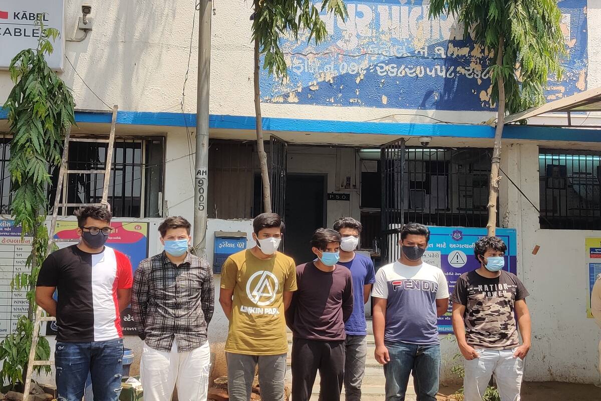 Ahmedabad 7 people were caught enjoying hookah bar ag News18 Gujarati