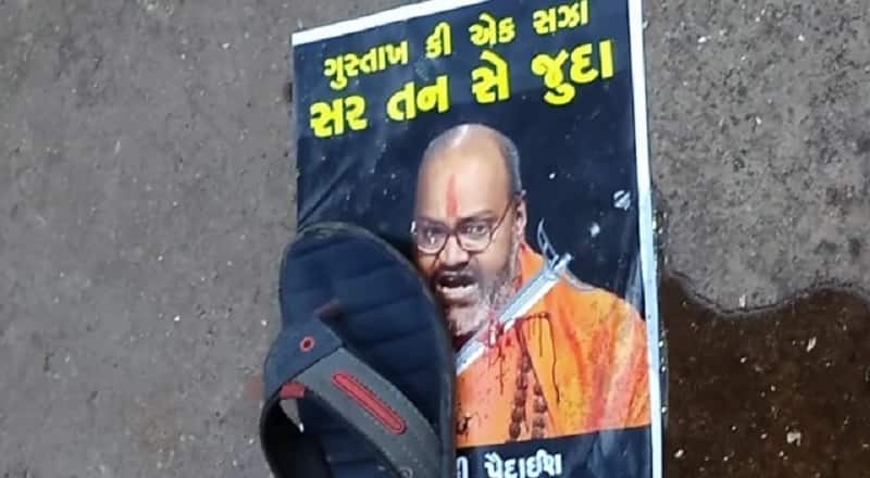  આ સમગ્ર ઘટનાને પગલે હિન્દુઓના શ્રદ્ધા કેન્દ્ર એવા સંતોનું અપમાન કરનાર જેહાદી માનસિકતા ધરાવનાર આવા મુસ્લિમ તત્વો સામે તાત્કાલિક ધોરણે કાયદાકીય પગલાં લેવા  જામનગર પોલીસ અને એસ. પી. દીપેન ભદ્રન પાસે હિન્દુ સેના દ્વારા માંગણી કરાઈ રહી છે. તેમજ આવા હિન્દુ વિરોધી જેહાદી વિચારધારા ધરાવતા તત્વોને ખુલ્લા પાડી શાંતિ ડહોલવાનો પ્રયાસ કરનારને કાયદાનું ભાન કરાવવા માંગણી કરવામાં આવી રહી છે. હિન્દૂ સેનાએ તાત્કાલિક કડકરીતે કાયદાકીય કાર્યવાહી માટે માંગણી કરી છે.