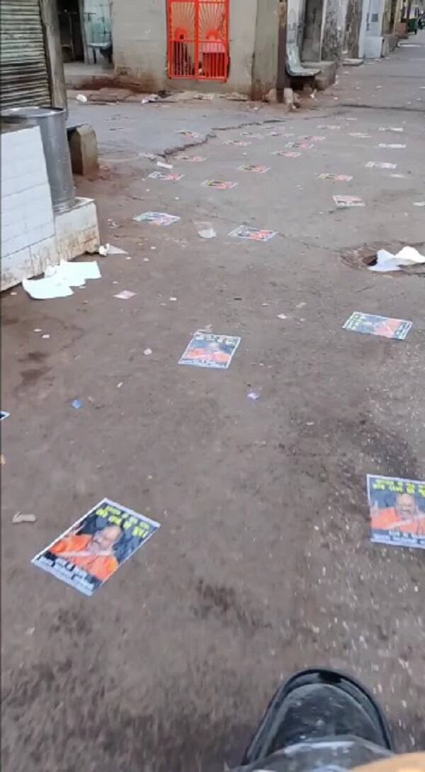  આ પ્રકારે હિન્દુઓની લાગણી દુભાય તે પ્રકારના કૃત્યને લઈને રવિ વિનોદભાઈ જેઠવા નામના યુવાનની ફરિયાદ નોંધી અજાણ્યા શખ્સો સામે ગુન્હો નોંધવામાં આવ્યો છે.