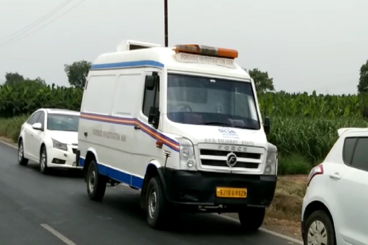 પ્રાપ્ત માહિતી અનુસાર, કામરેજ તાલુકાના ઘલા ગામ નજીકથી સળગેલી હાલતમાં ક્રેટા કાર મળી આવતા ચકચાર મચી ગઇ હતી. આગમાં કાર ચાલક પણ ભડથું થઈ ગયો હતો. કારમાં અકસ્માતે આગ લાગી કે, કોઈએ આગ લગાવી તે અંગે પોલીસે FSLની મદદથી તપાસ આદરી છે. પ્રાપ્ત માહિતી અનુસાર, કામરેજ તાલુકાના ઘલા ગામ નજીકથી સળગેલી હાલતમાં ક્રેટા કાર મળી આવતા ચકચાર મચી ગઇ હતી. આગમાં કાર ચાલક પણ ભડથું થઈ ગયો હતો. કારમાં અકસ્માતે આગ લાગી કે, કોઈએ આગ લગાવી તે અંગે પોલીસે FSLની મદદથી તપાસ આદરી છે.