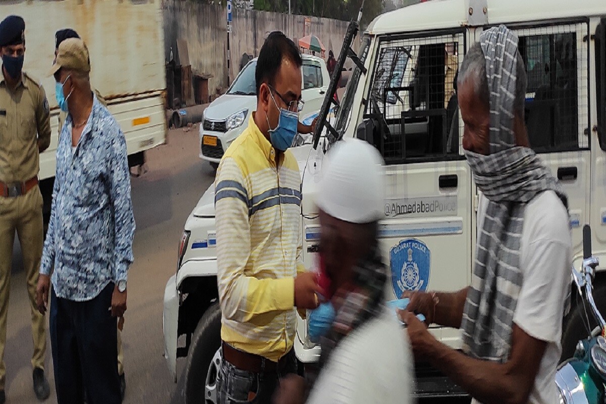 કાગડાપીઠ પોલીસ પોતાના વિસ્તારમાં માસ્ક વગર ફરતા 5 હજાર લોકોને માસ્ક વિતરણ કરી માસ્ક પહેરવા માટે જાગૃત કરી રહી છે. આ રીતે અલગ અલગ પોલીસ સ્ટેશન વિસ્તારમાં 30 હજાર માસ્કનું વિતરણ કરવાનું આયોજન છે. અમદાવાદ સહિત રાજ્યભરમાં કોરોના વાયરસનું સંક્રમણ વધી રહ્યું છે. આ વધતા કેસો પર નિયંત્રણ લાવવા માટે માસ્ક પહેરવા અને સોશિયલ ડિસ્ટન્સ સહિત નિયમો પાળવા જરૂરી છે. અનેકવાર લોકોને સમજાવવા છતાં ઘણા લોકો માસ્ક વગર ફરતા હોય છે. આવા લોકોને પોતાને તો કોરોના સંક્રમિત થવાનો તો ખતરો રહે જ છે સાથે એ વ્યક્તિ અન્ય લોકોમાં પણ સંક્રમણ ફેલાવી શકે છે. કાગડાપીઠ પોલીસ પોતાના વિસ્તારમાં માસ્ક વગર ફરતા 5 હજાર લોકોને માસ્ક વિતરણ કરી માસ્ક પહેરવા માટે જાગૃત કરી રહી છે. આ રીતે અલગ અલગ પોલીસ સ્ટેશન વિસ્તારમાં 30 હજાર માસ્કનું વિતરણ કરવાનું આયોજન છે. અમદાવાદ સહિત રાજ્યભરમાં કોરોના વાયરસનું સંક્રમણ વધી રહ્યું છે. આ વધતા કેસો પર નિયંત્રણ લાવવા માટે માસ્ક પહેરવા અને સોશિયલ ડિસ્ટન્સ સહિત નિયમો પાળવા જરૂરી છે. અનેકવાર લોકોને સમજાવવા છતાં ઘણા લોકો માસ્ક વગર ફરતા હોય છે. આવા લોકોને પોતાને તો કોરોના સંક્રમિત થવાનો તો ખતરો રહે જ છે સાથે એ વ્યક્તિ અન્ય લોકોમાં પણ સંક્રમણ ફેલાવી શકે છે.
