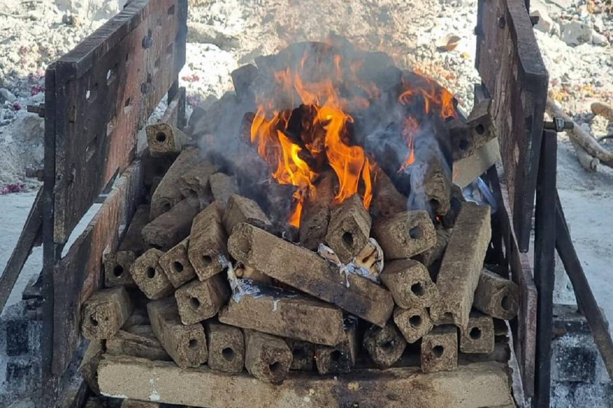  અંકિત પોપટ, રાજકોટ :હાલ રાજકોટ (Rajkot) સહિત સમગ્ર દેશભરમાં કોરોનાએ (coronavirus) હાહાકાર મચાવ્યો છે. ત્યારે દિન પ્રતિદિન હજારોની સંખ્યામાં કોરોના સંક્રમિત દર્દીઓના મૃત્યું થઈ રહ્યા છે. જે તમામની અંતિમ વિધિઓ ઇલેક્ટ્રિક, ગેસ અથવા તો લાકડાના ઉપયોગ દ્વારા કરવામાં આવે છે. ત્યારે વધતા જતા લાકડાના ઉપયોગને ટાળવા રાજકોટની સામાજીક સંસ્થા દ્વારા પર્યાવરણને (environment) બચાવવા ગાયના છાણથી બનાવેલી સ્ટીકનો ઉપયોગ અંતિમ વિધિ માટે કરવાની હાકલ કરવામાં આવી છે. જે બાદ અનેક લોકોએ આ સ્ટિકનો ઉપયોગ કર્યો છે.