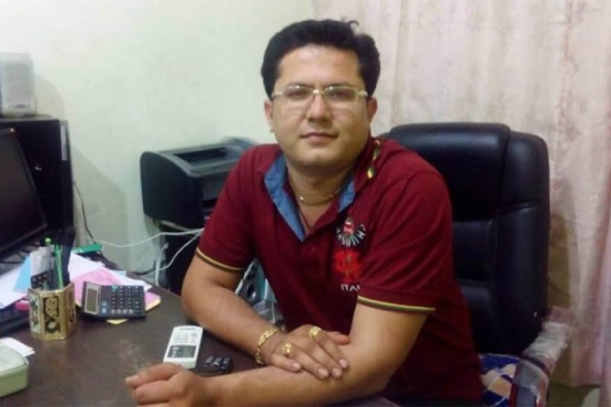 લ અંકિત પોપટ, રાજકોટઃ ફરી એક વખત નકલી ડોક્ટર (fake doctor) શ્યામ રાજાણી (Shyam Rajani) વિવાદમાં સપડાયો છે. બી ડિવિઝન પોલીસ (B Division Police) દ્વારા નકલી ડોક્ટર શ્યામ રાજાણી અને તેના પિતા હેમંતભાઈ દામોદર ભાઈ રાજાણી વિરુદ્ધ ગુનો દાખલ કર્યો છે. બી ડિવિઝન પોલીસે બંને પિતા-પુત્ર પોતાની રેસ્ટોરેન્ટમાં કોઈપણ જાતની મંજૂરી વગર કોરોના સંક્રમિત દર્દીઓને (corona patient) સારવાર આપી રહ્યા હોવાનું જણાતા તપાસ હાથ ધરી છે. લ અંકિત પોપટ, રાજકોટઃ ફરી એક વખત નકલી ડોક્ટર (fake doctor) શ્યામ રાજાણી (Shyam Rajani) વિવાદમાં સપડાયો છે. બી ડિવિઝન પોલીસ (B Division Police) દ્વારા નકલી ડોક્ટર શ્યામ રાજાણી અને તેના પિતા હેમંતભાઈ દામોદર ભાઈ રાજાણી વિરુદ્ધ ગુનો દાખલ કર્યો છે. બી ડિવિઝન પોલીસે બંને પિતા-પુત્ર પોતાની રેસ્ટોરેન્ટમાં કોઈપણ જાતની મંજૂરી વગર કોરોના સંક્રમિત દર્દીઓને (corona patient) સારવાર આપી રહ્યા હોવાનું જણાતા તપાસ હાથ ધરી છે.