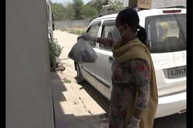 નર્મદા: રાજપીપળામાં હોમ ક્વૉરન્ટીન થયેલા ઘરોમાં નિઃશુલ્ક ભોજન સેવા પહોંચાડે છે એક પરિવાર